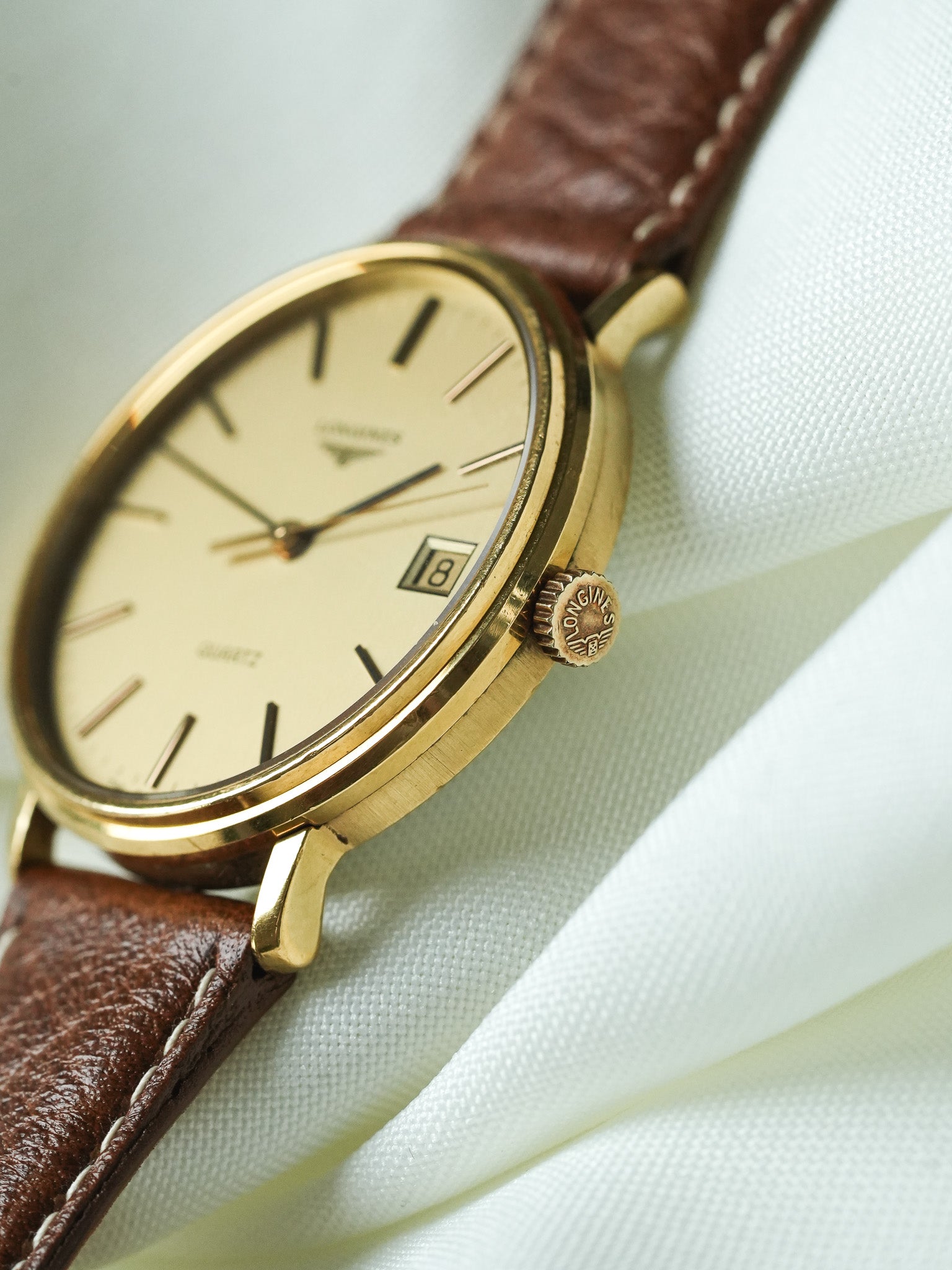 Longines - Rotondo 34mm Oro Data Quadrante oro indici neri - 1980s 