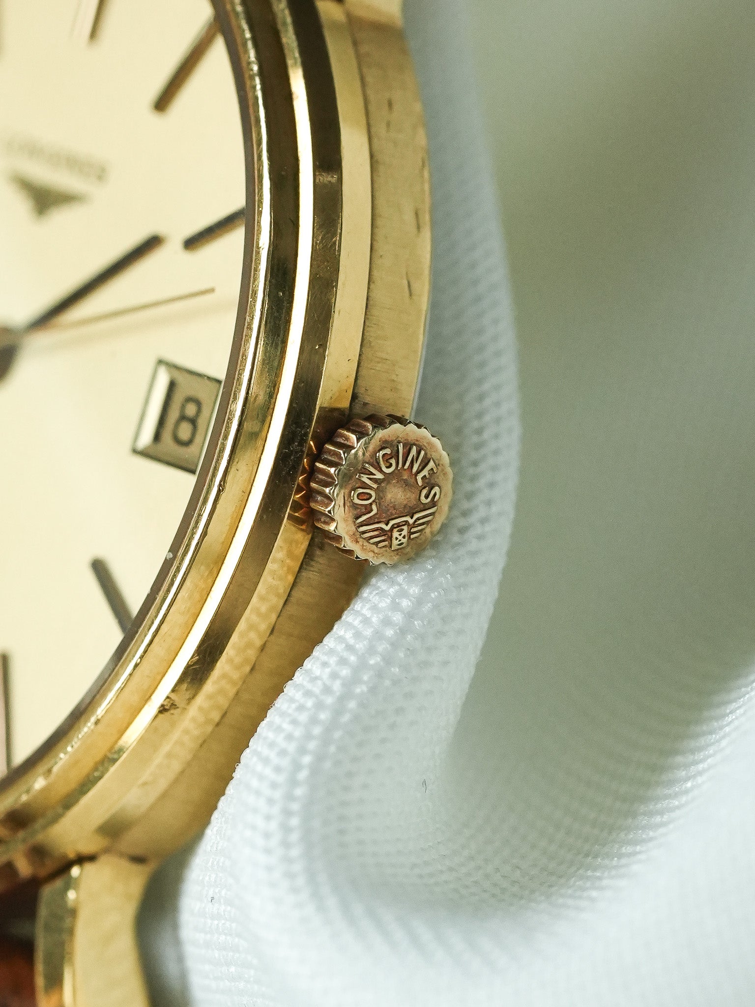 Longines - Rotondo 34mm Oro Data Quadrante oro indici neri - 1980s 