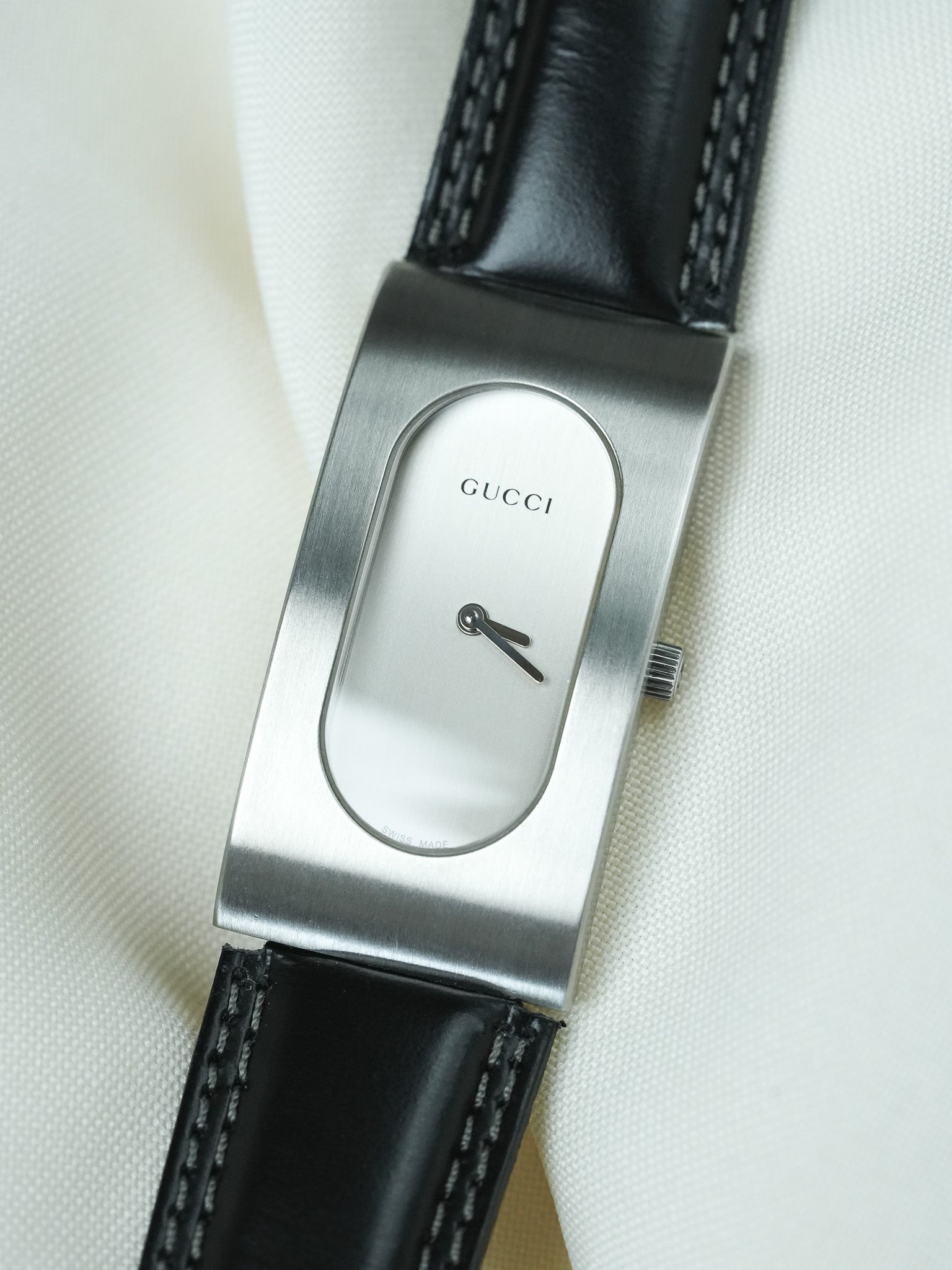 Orologio Gucci 2400L Vintage (Anni 2000) – Acciaio Spazzolato & Design Y2K 