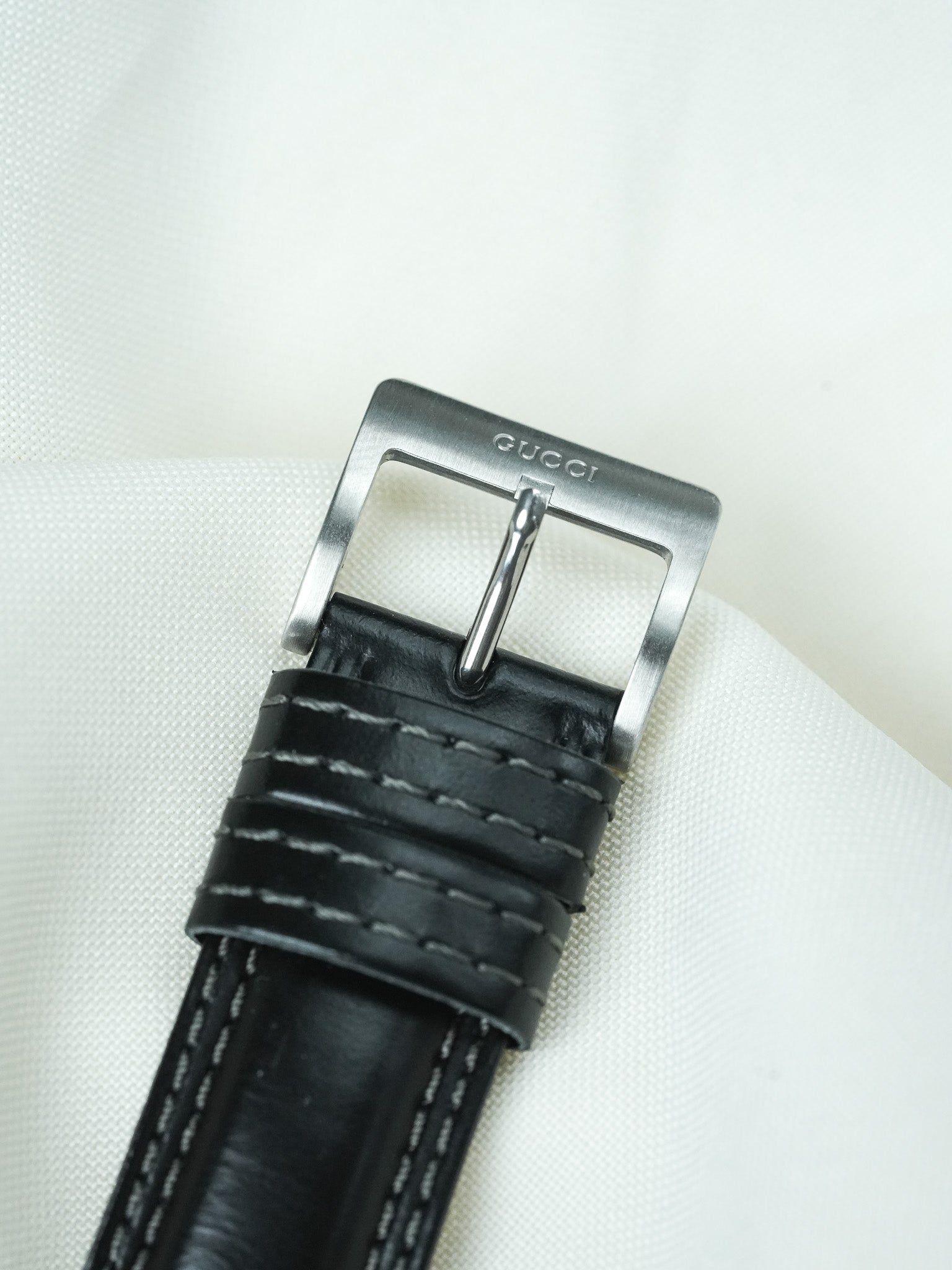 Orologio Gucci 2400L Vintage (Anni 2000) – Acciaio Spazzolato & Design Y2K 