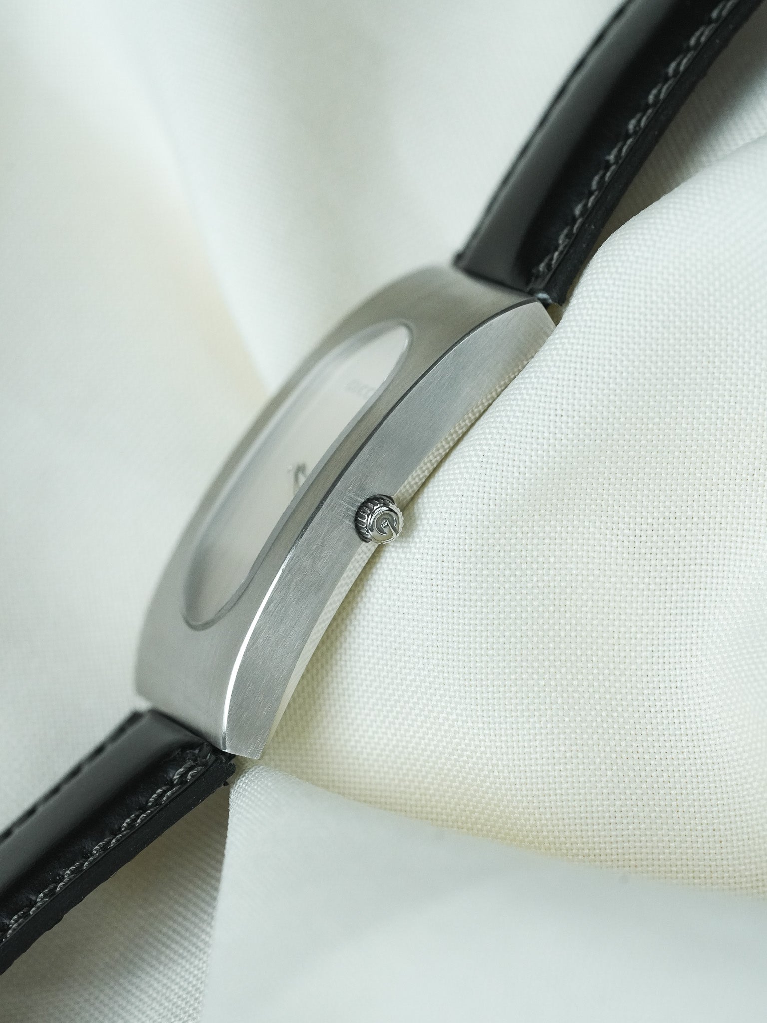 Orologio Gucci 2400L Vintage (Anni 2000) – Acciaio Spazzolato & Design Y2K 