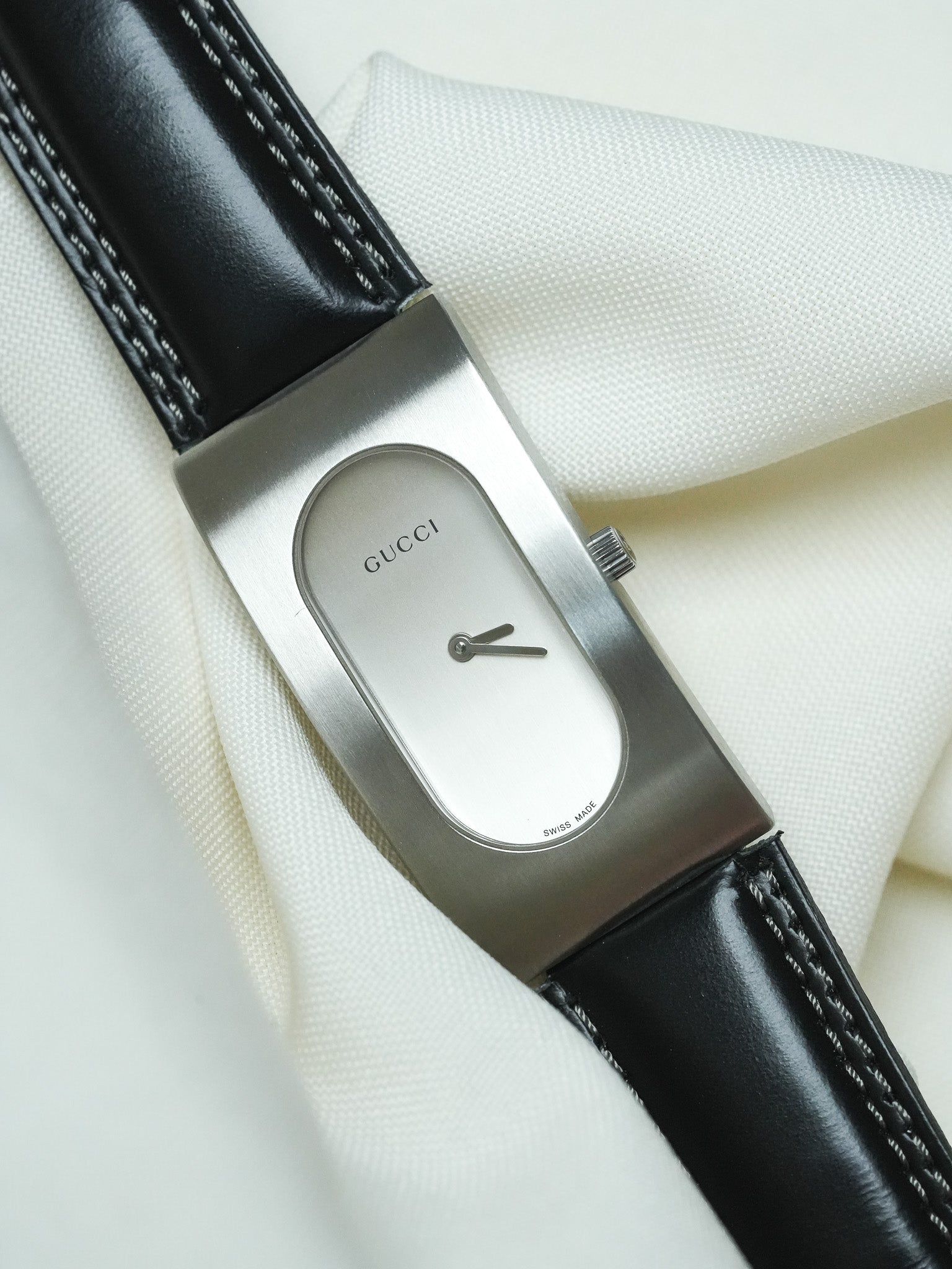 Orologio Gucci 2400L Vintage (Anni 2000) – Acciaio Spazzolato & Design Y2K 