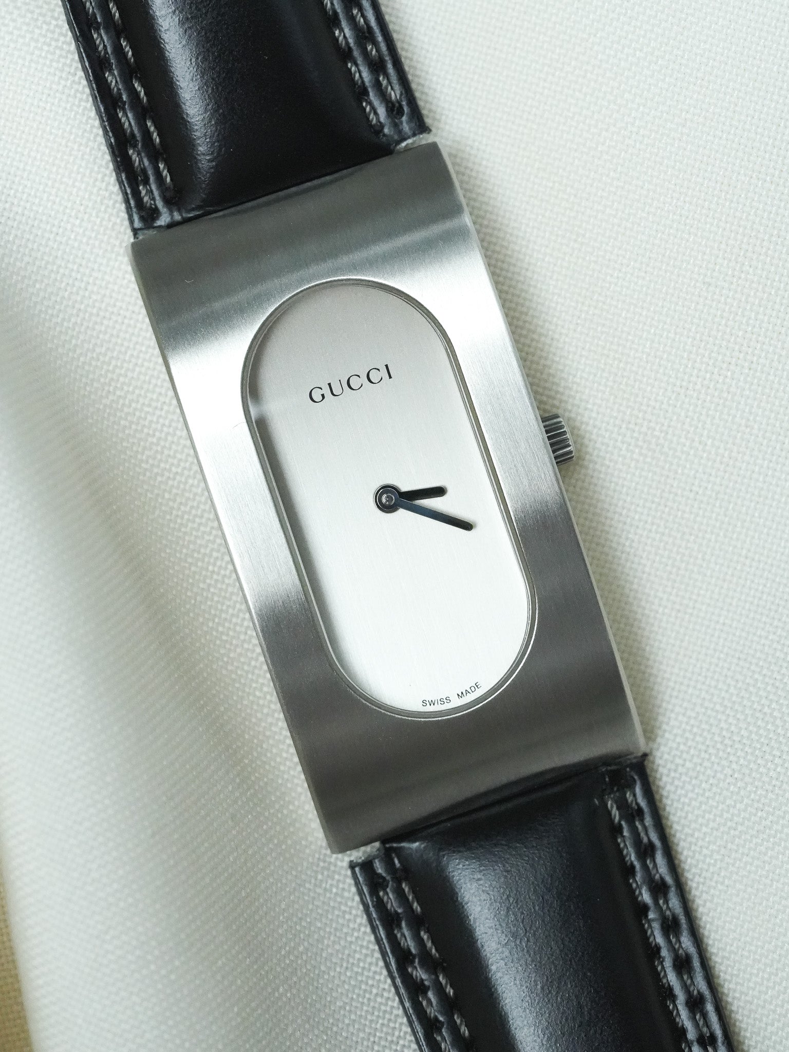 Orologio Gucci 2400L Vintage (Anni 2000) – Acciaio Spazzolato & Design Y2K 