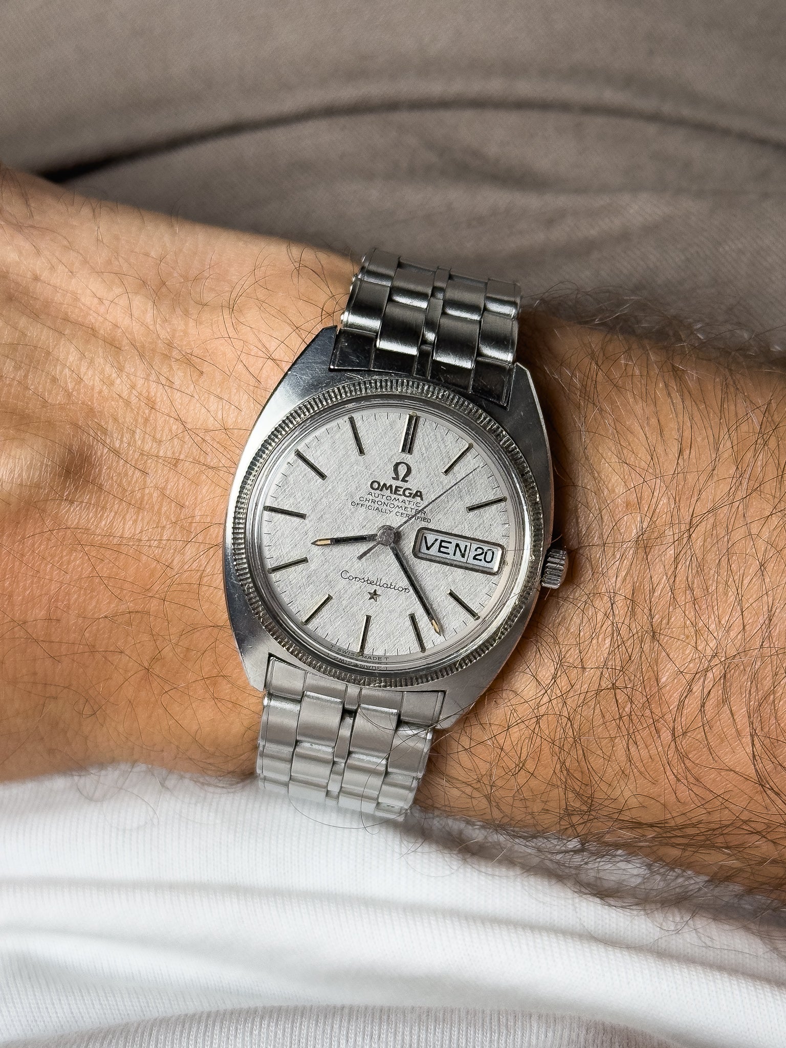 Omega - Constellation C-Shape 168.029 Gerald Genta White Gold Bezel Linen Dial - 1967 