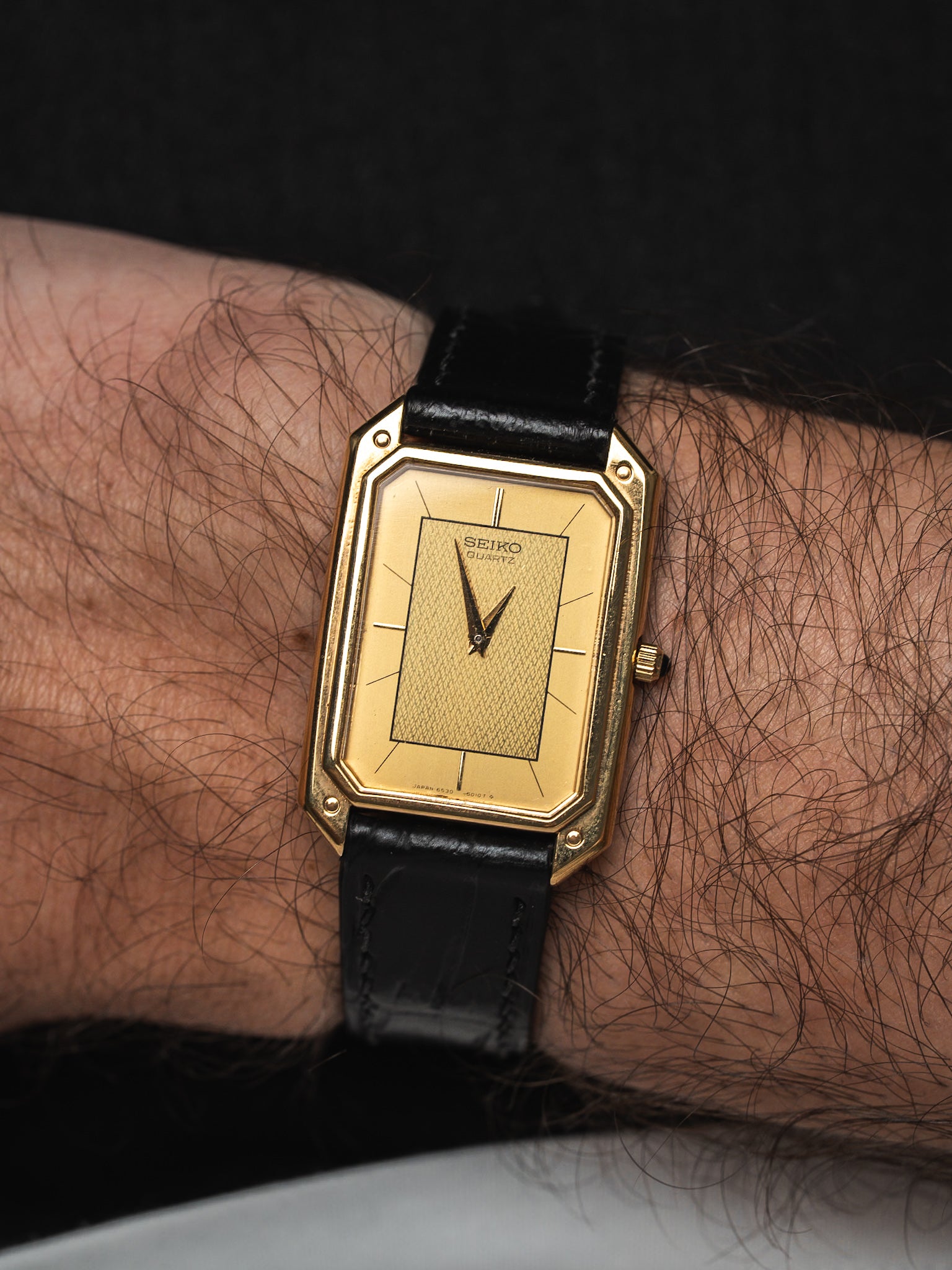 Reloj Seiko Vintage chapado en oro — esfera dorada, caja plana (1982) 
