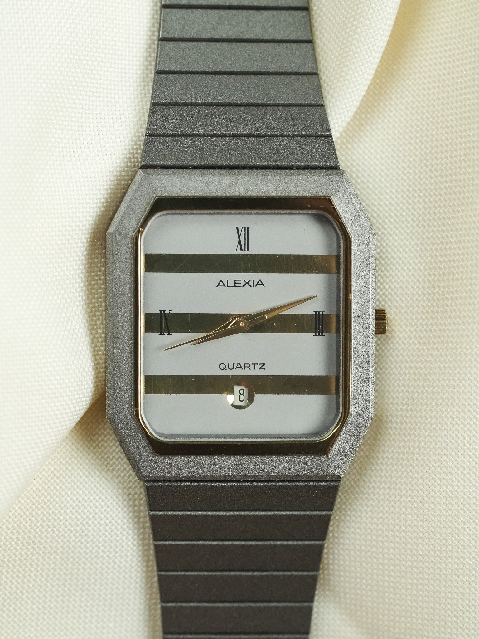 Alexia - Tonneau Gris mat Cadran gris or quadrillé - NOS - 1980s
