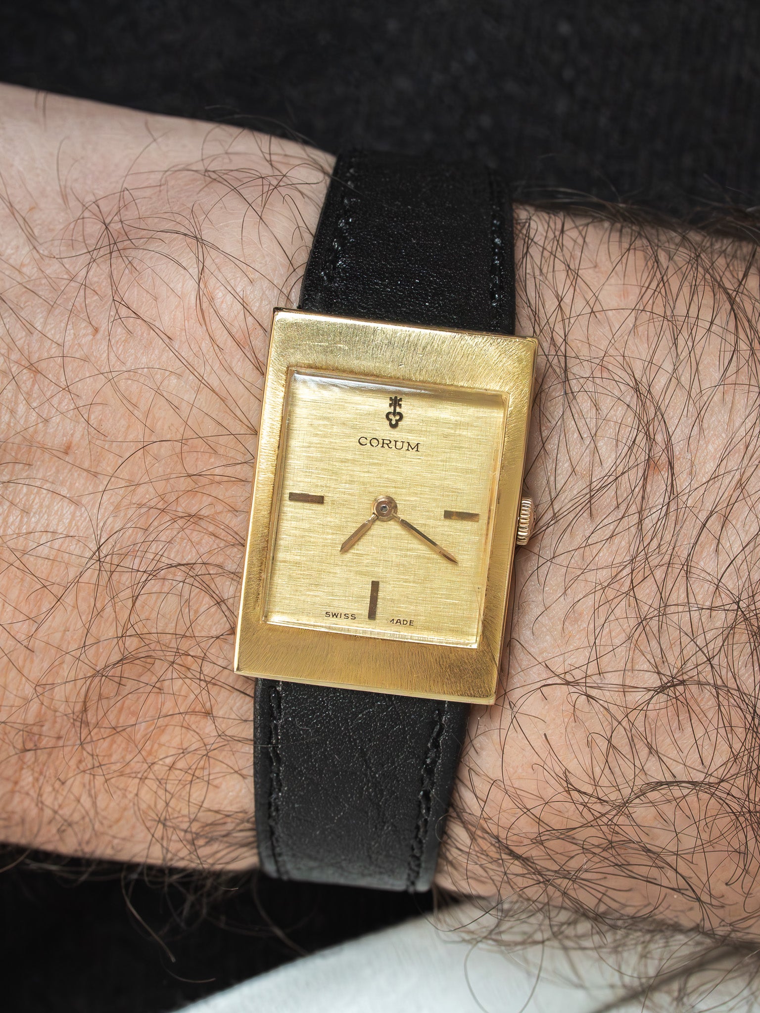 Montre Corum Tank Or Jaune 18K Cadran Lin - Manuel Calibre 2512 (Années 1970) - Atelier Victor