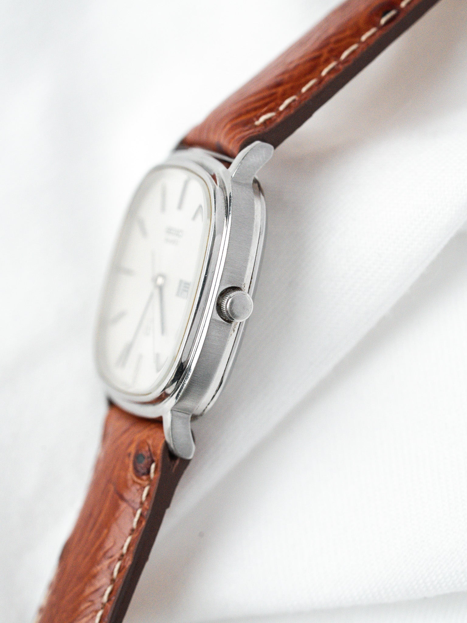 Vintage Seiko SQ Watch — 8223-5120 TV Case Kanji JDM (1981) 