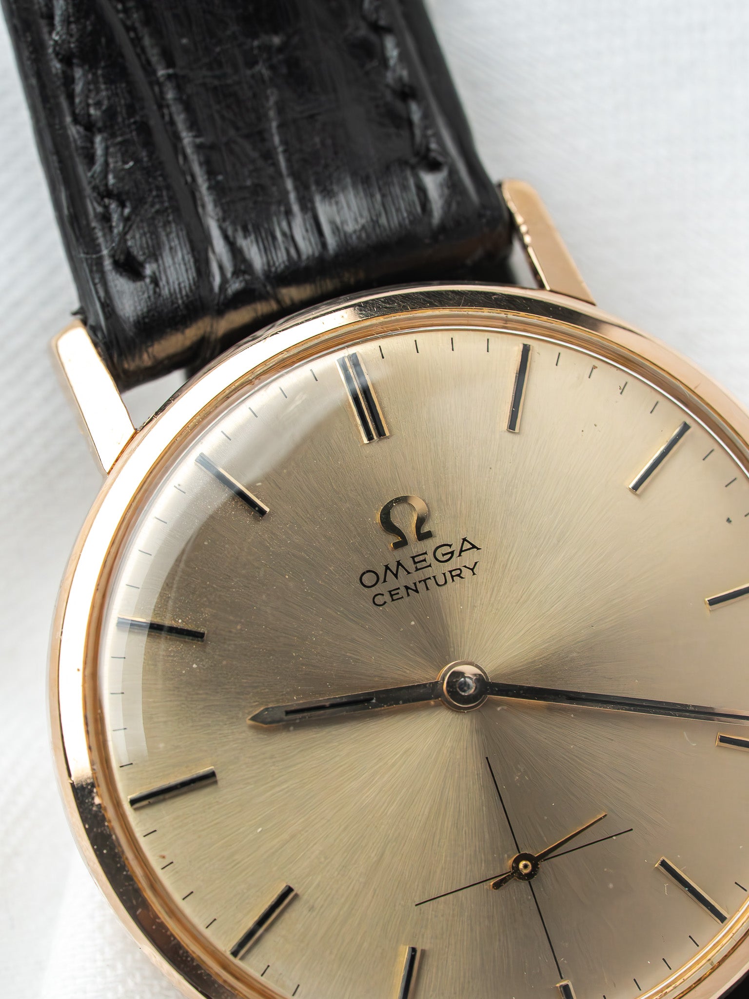 ساعة Omega Century 121.014 من الذهب الأصفر عيار 18K — ثوانٍ صغيرة (1964) 