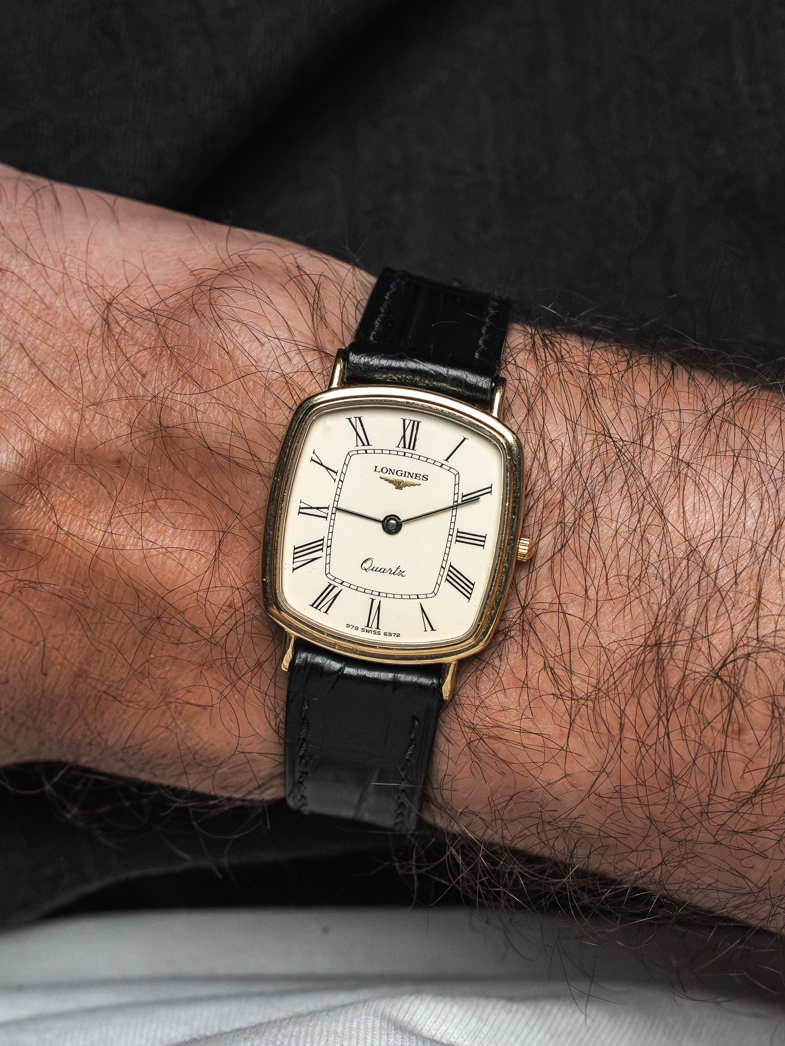 Orologio Longines al quarzo placcato oro — cassa coussin color crema (1980s) 