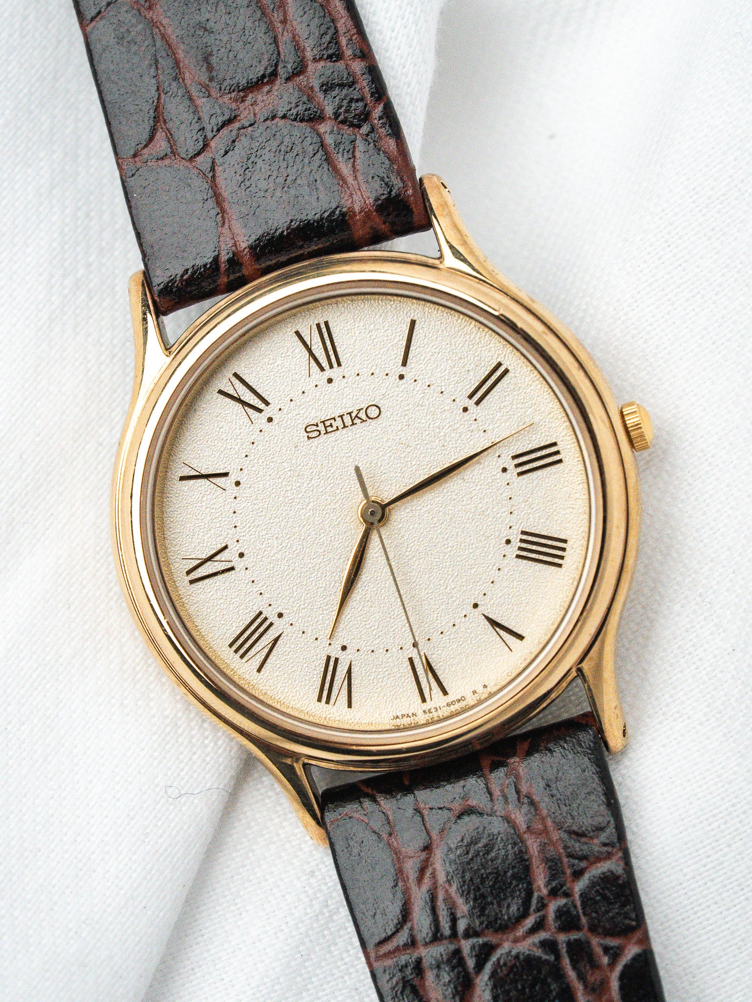 Винтажные часы Seiko 5E31-6040 позолоченные — циферблат с римскими цифрами, пескоструйная отделка (2001) 