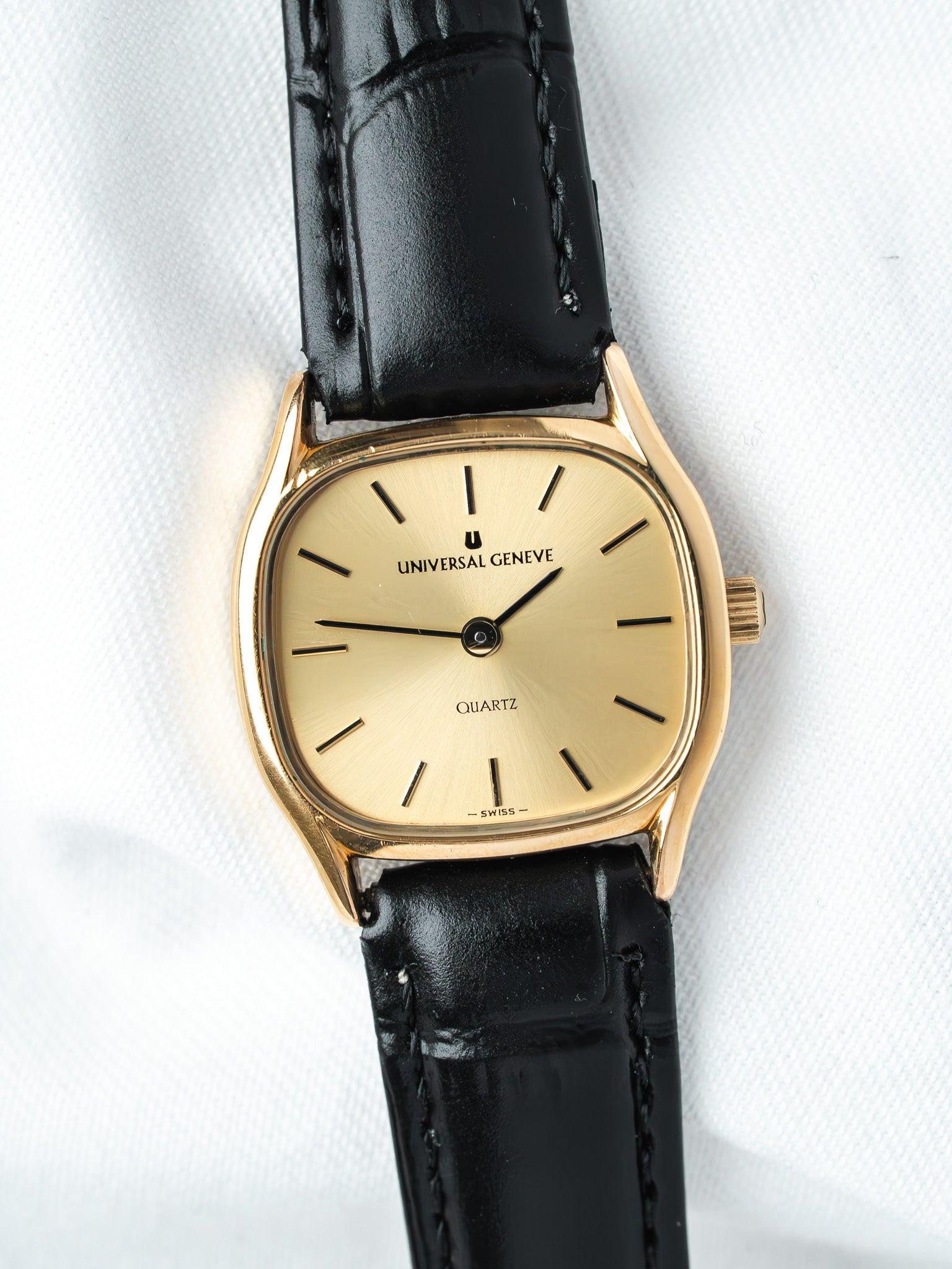 Orologio Universal Genève 543720 placcato oro — Cassa a cuscino dorata (1980s) 