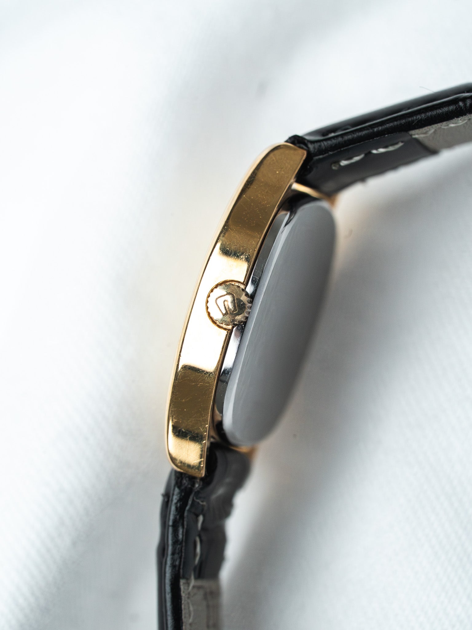 Orologio Universal Genève 543720 placcato oro — Cassa a cuscino dorata (1980s) 