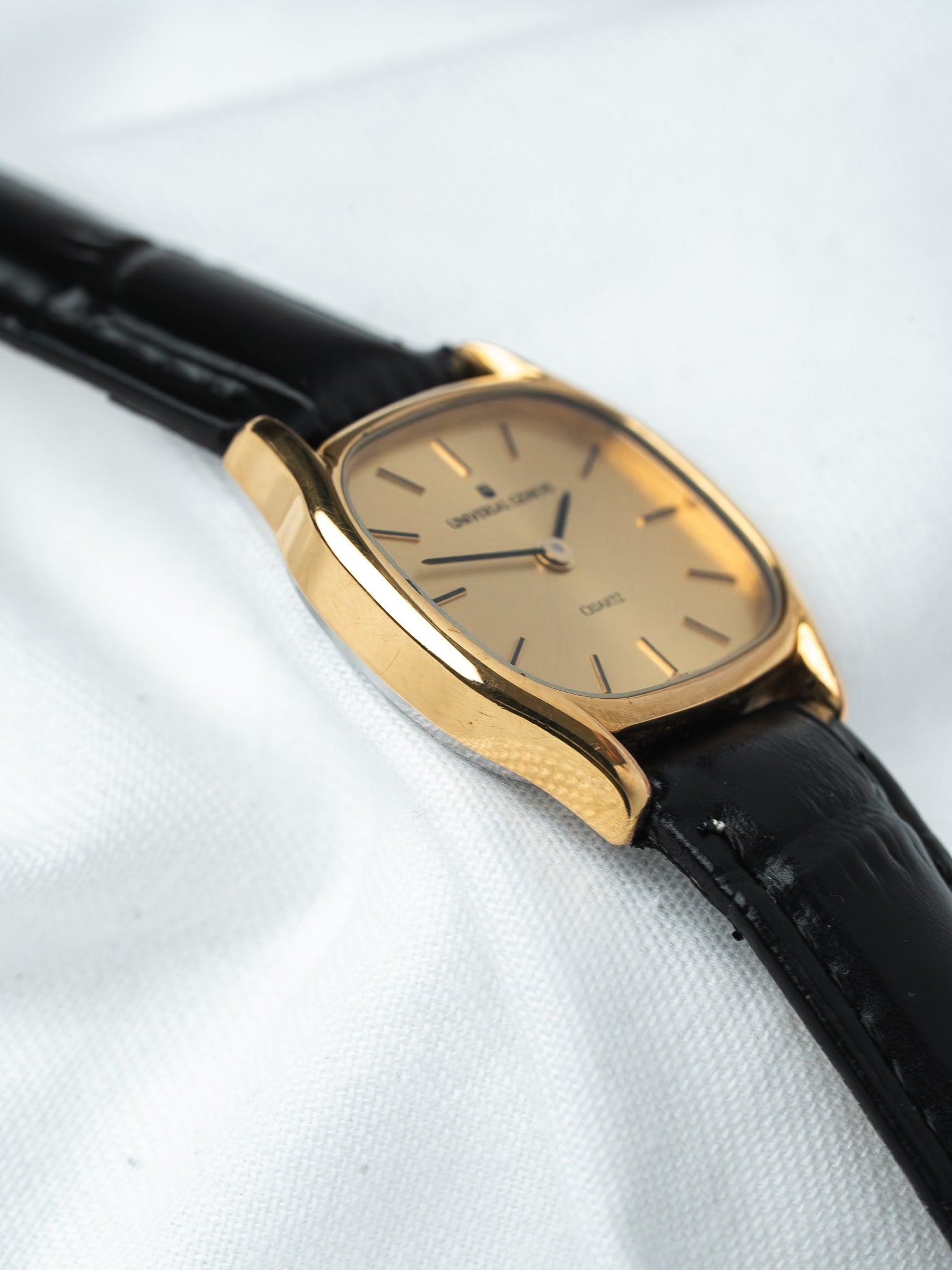Orologio Universal Genève 543720 placcato oro — Cassa a cuscino dorata (1980s) 