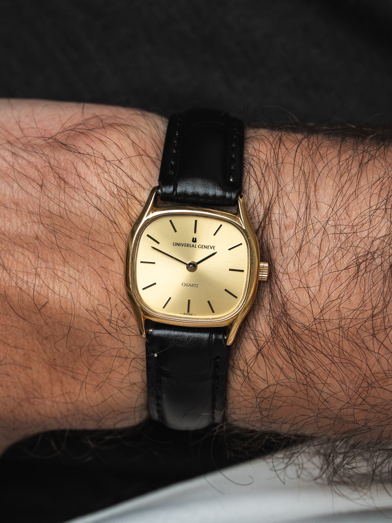 Orologio Universal Genève 543720 placcato oro — Cassa a cuscino dorata (1980s) 