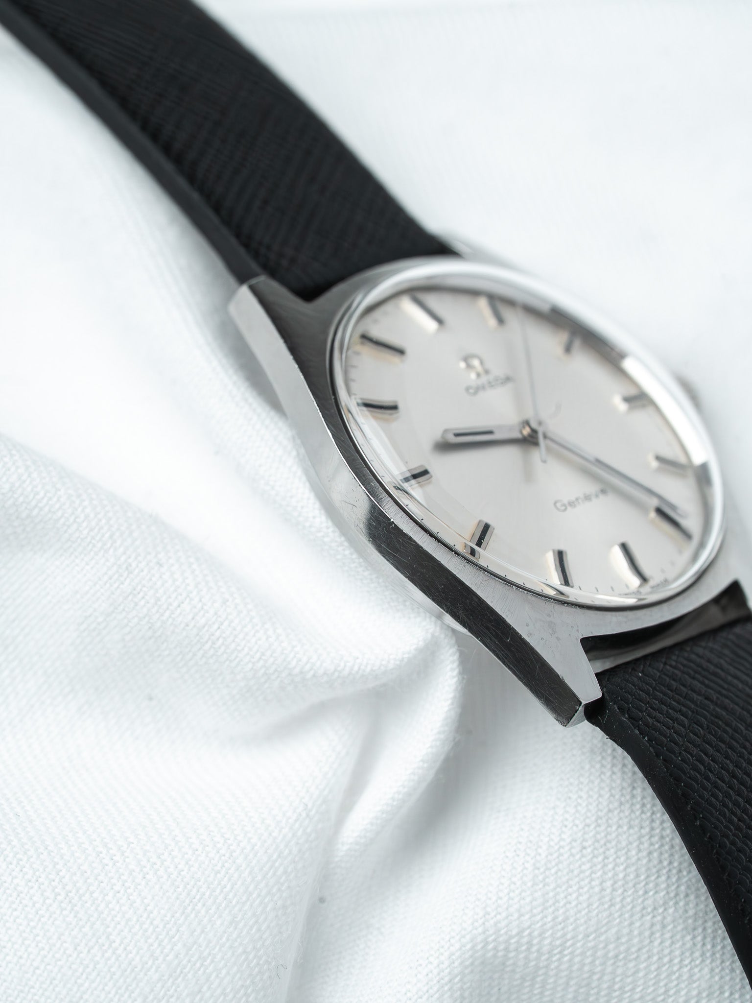Omega Watch Genève 135.041 Acero — Cojín Esfera Plateada (1968) 