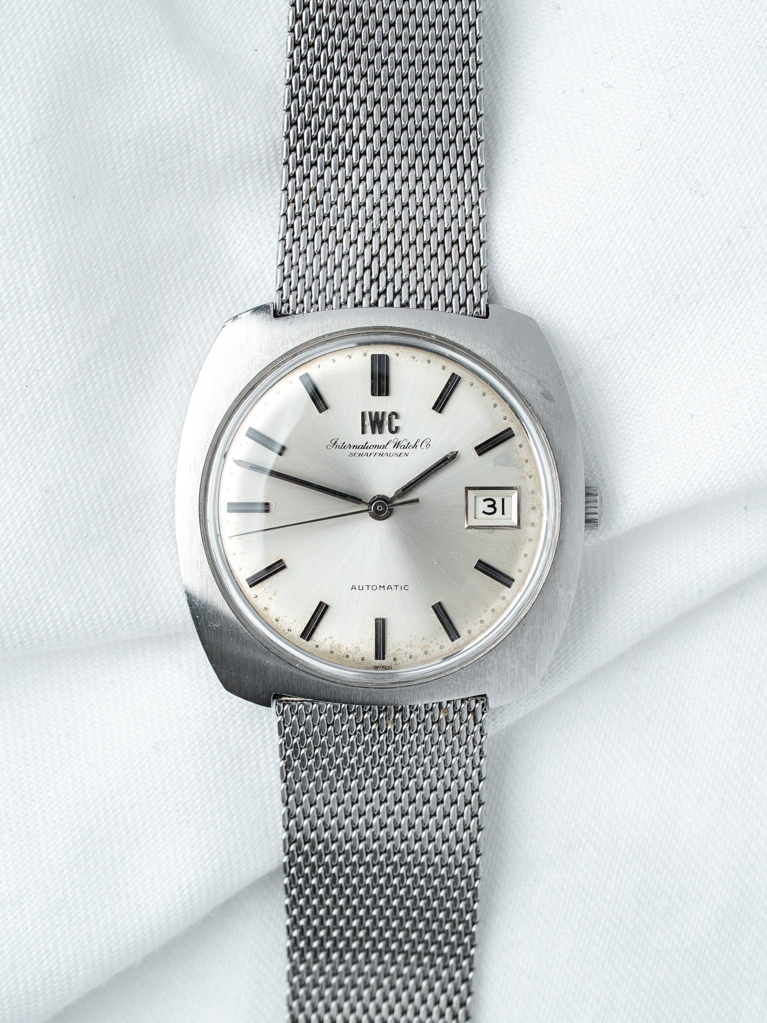 IWC 8541 钢制腕表 — 枕形一体式表壳 银色表盘 (1970s) 
