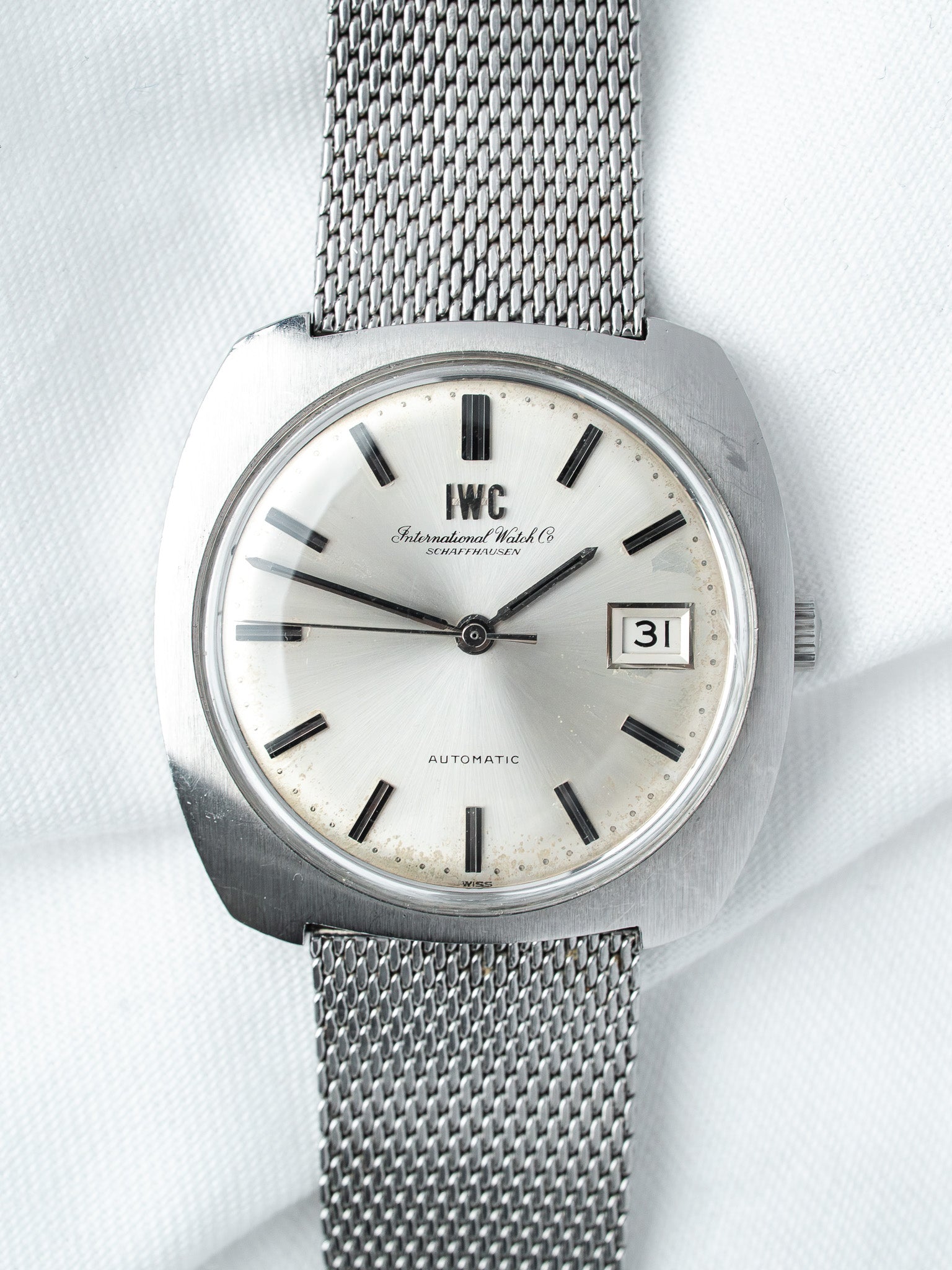 IWC 8541 钢制腕表 — 枕形一体式表壳 银色表盘 (1970s) 