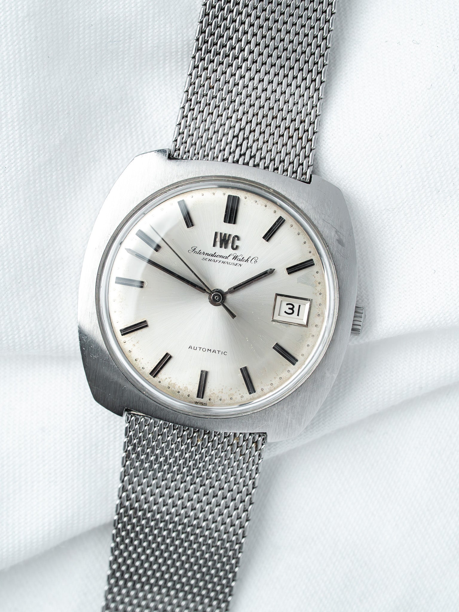 IWC 8541 钢制腕表 — 枕形一体式表壳 银色表盘 (1970s) 