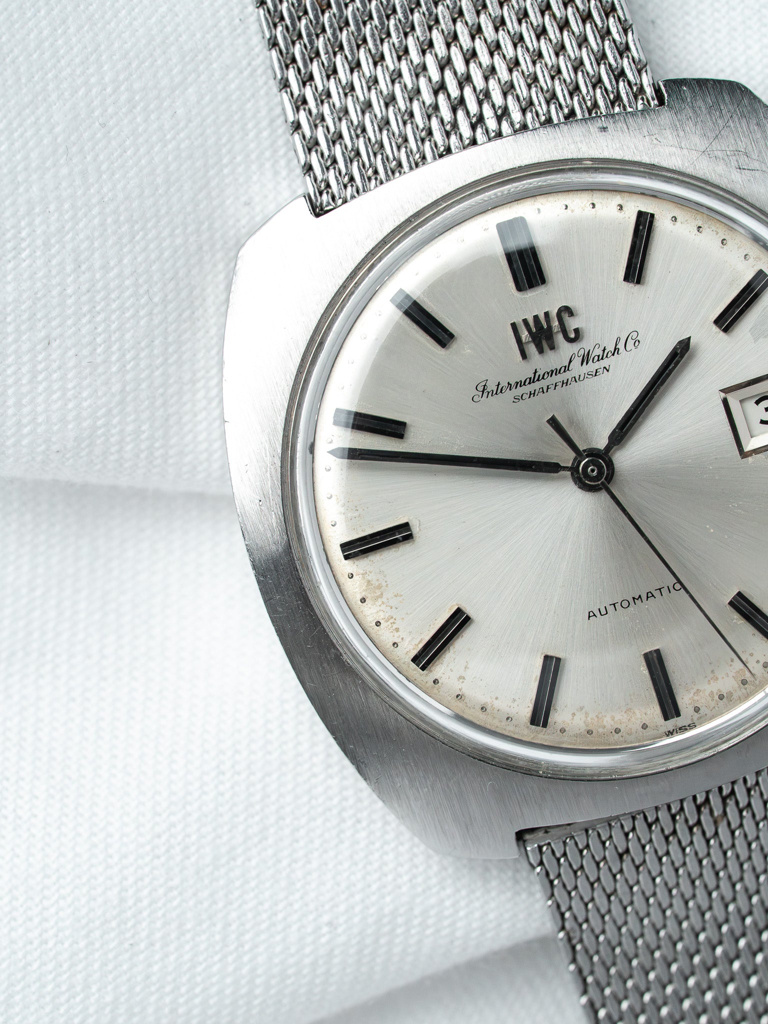 IWC 8541 钢制腕表 — 枕形一体式表壳 银色表盘 (1970s) 