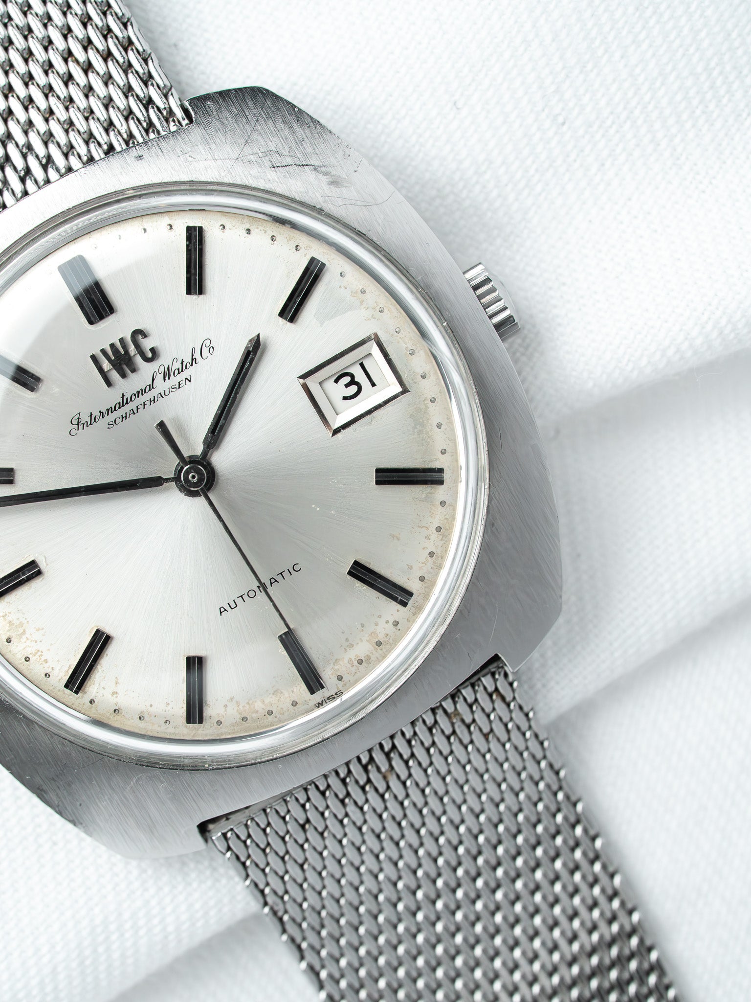 IWC 8541 钢制腕表 — 枕形一体式表壳 银色表盘 (1970s) 