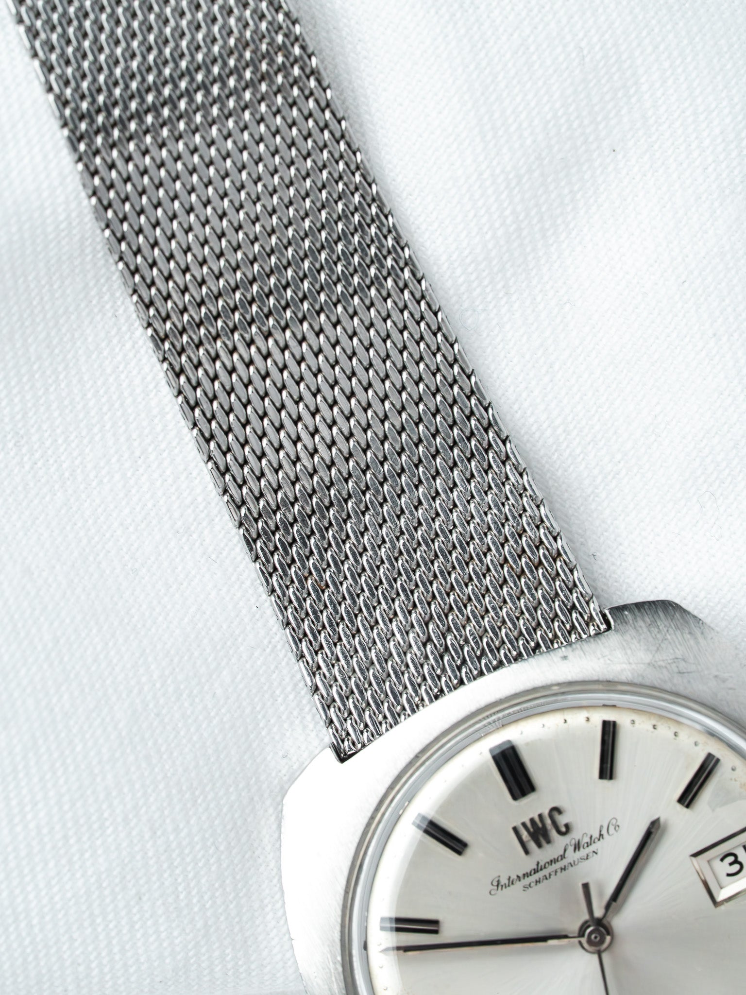 IWC 8541 钢制腕表 — 枕形一体式表壳 银色表盘 (1970s) 