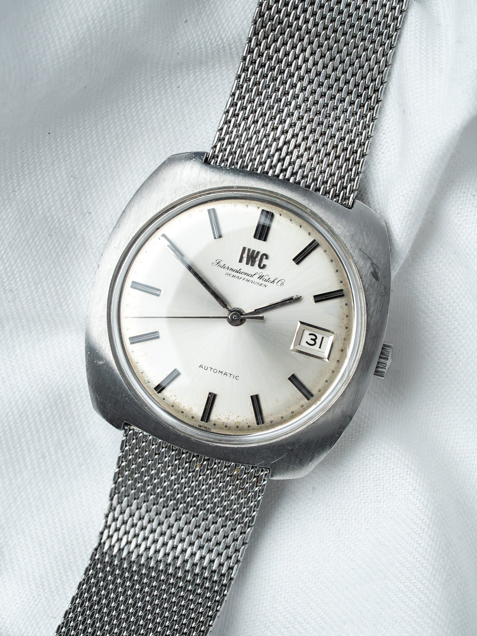 IWC 8541 钢制腕表 — 枕形一体式表壳 银色表盘 (1970s) 