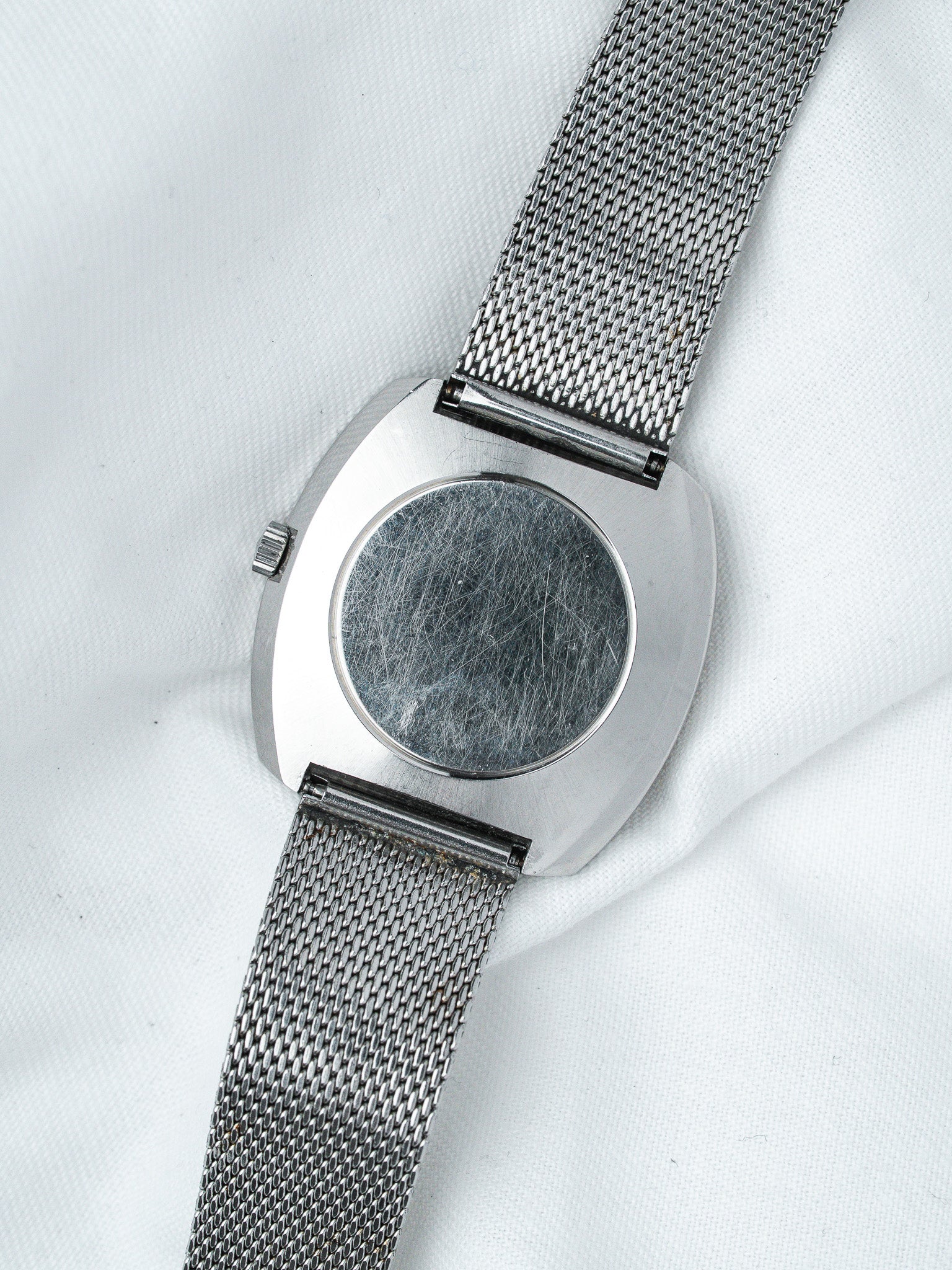 IWC 8541 钢制腕表 — 枕形一体式表壳 银色表盘 (1970s) 