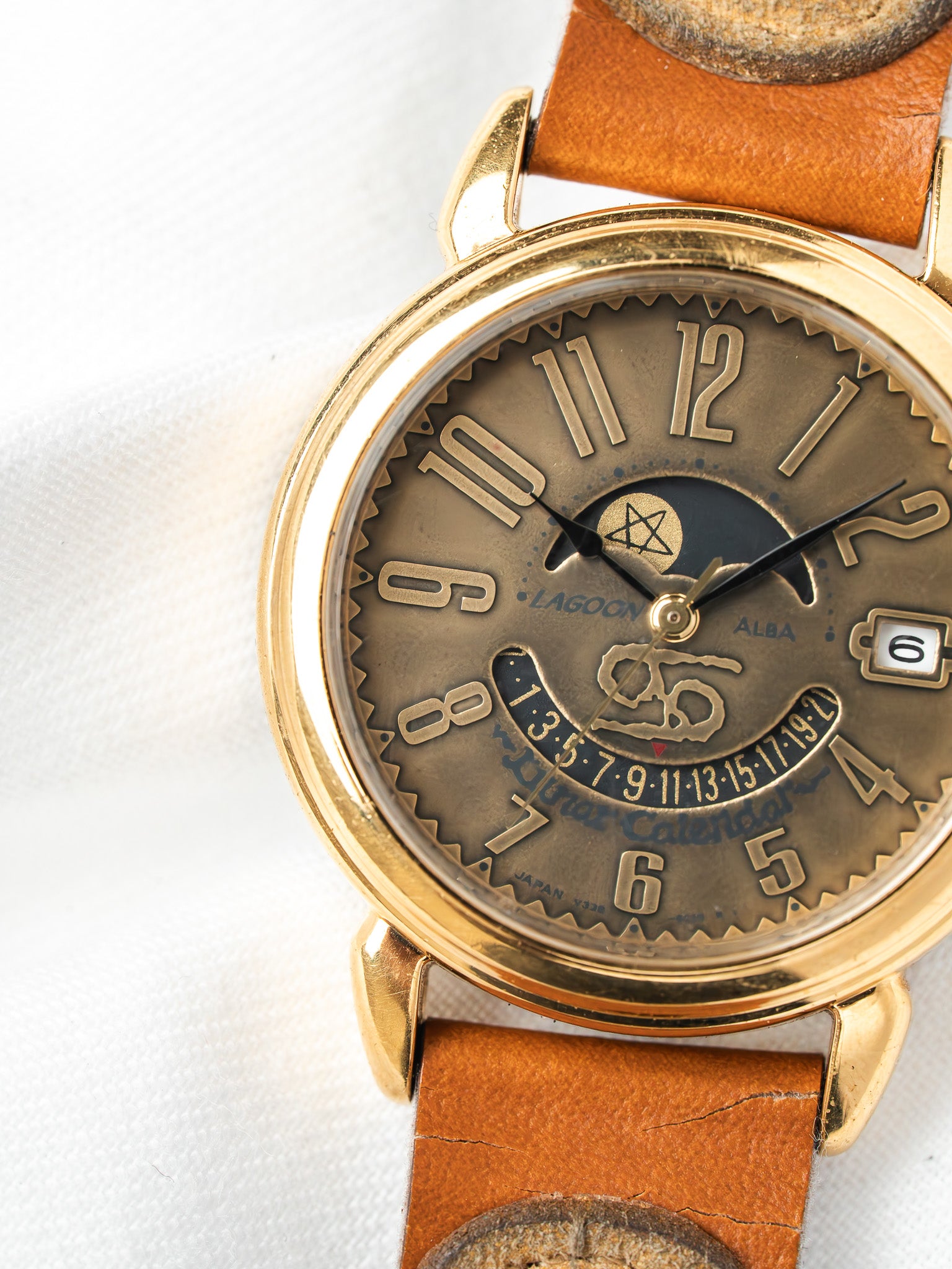 Montre Alba Lagoon V338-6B80 Plaqué Or — Calendrier Lunaire (1990s)