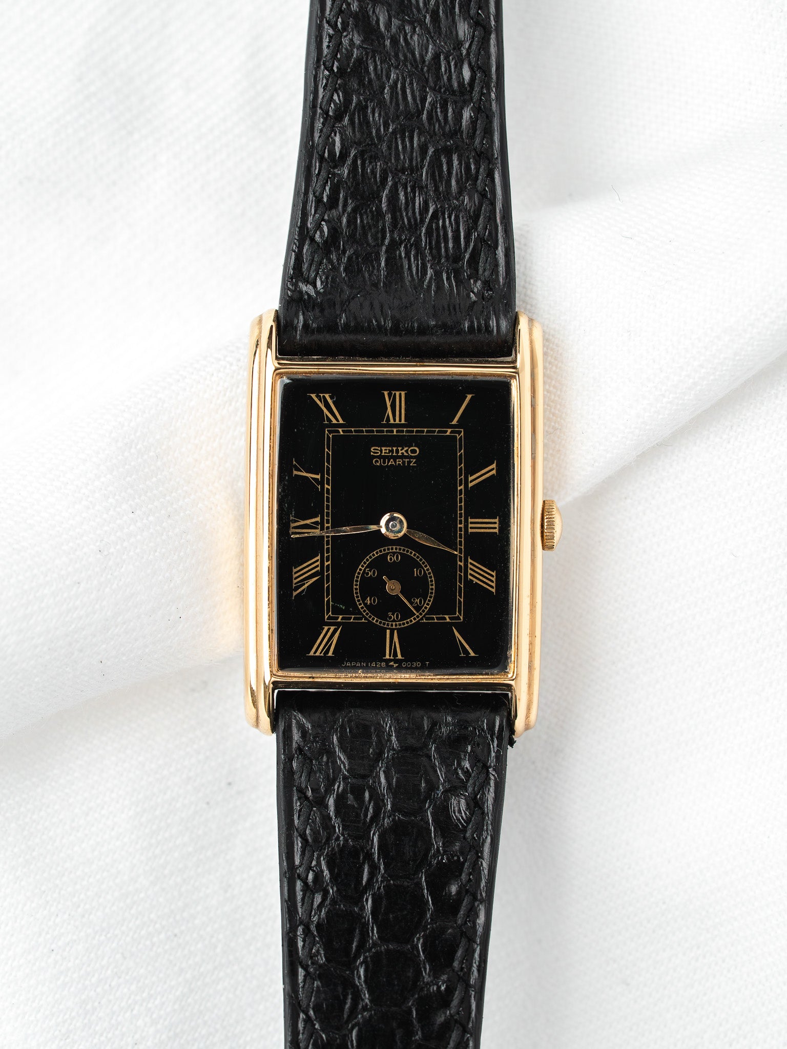 Montre Seiko 1428-5020 Plaqué Or — Mini Tank Cadran Noir Déco (1981)