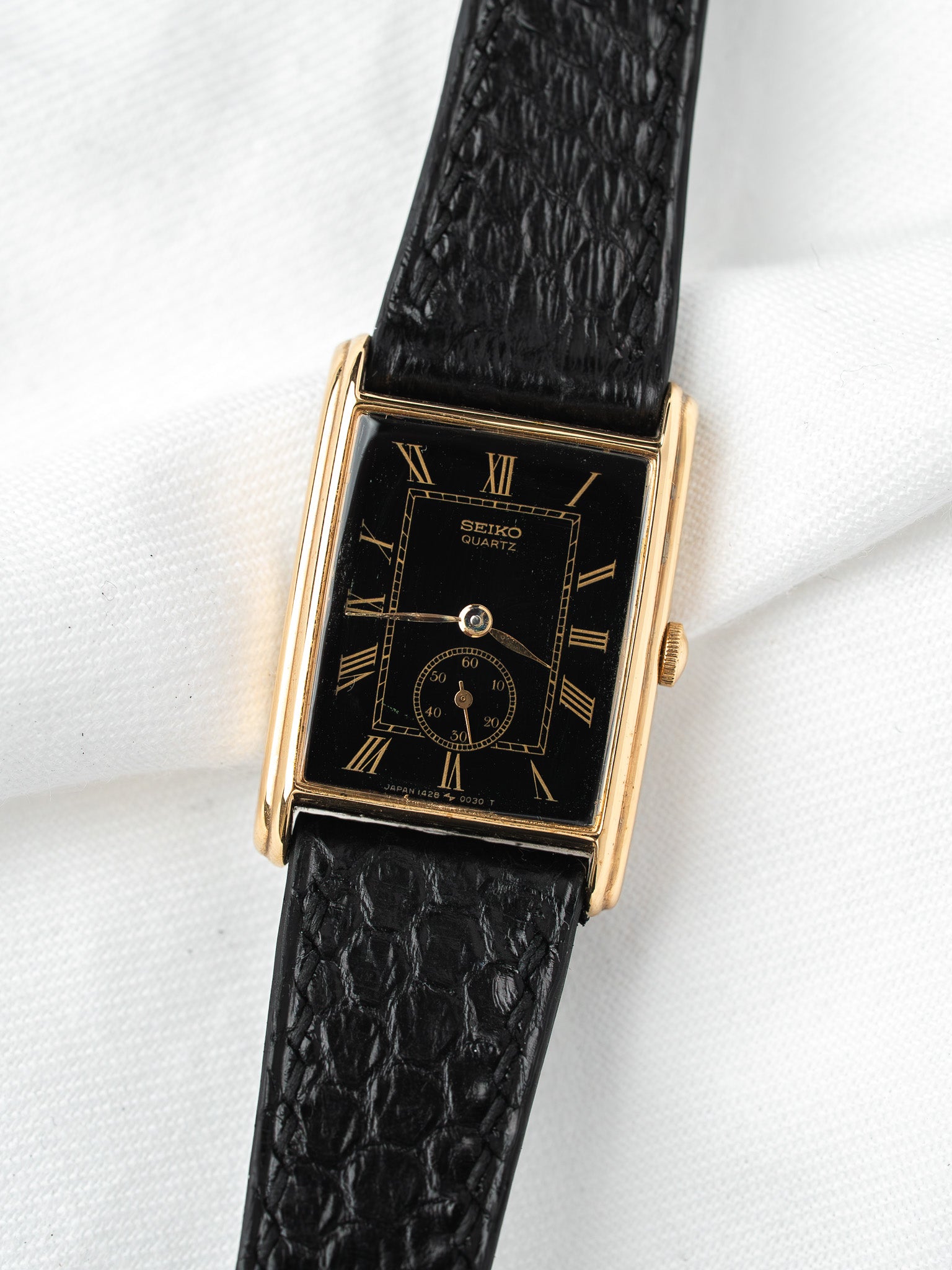 Montre Seiko 1428-5020 Plaqué Or — Mini Tank Cadran Noir Déco (1981)