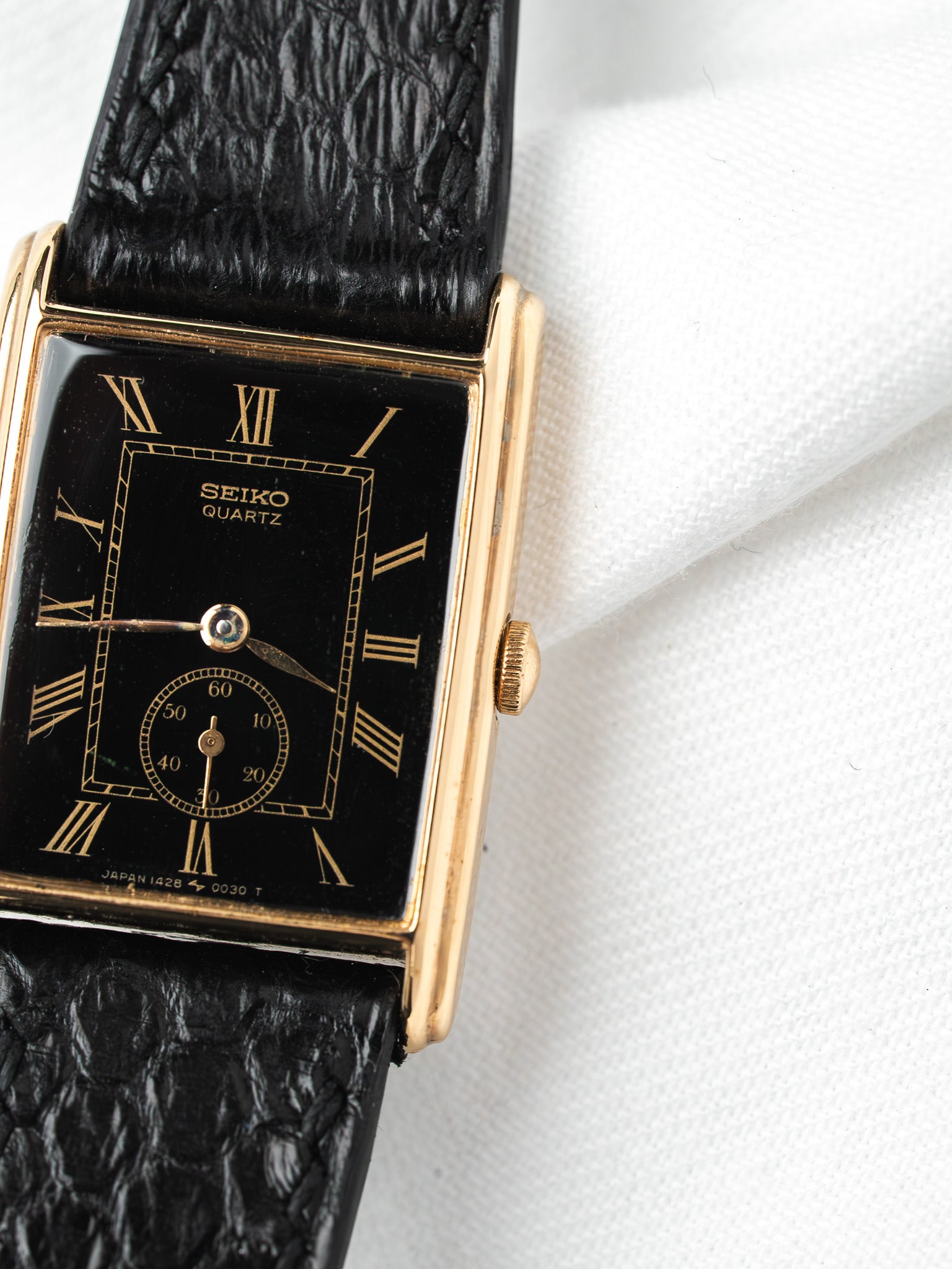 Montre Seiko 1428-5020 Plaqué Or — Mini Tank Cadran Noir Déco (1981)