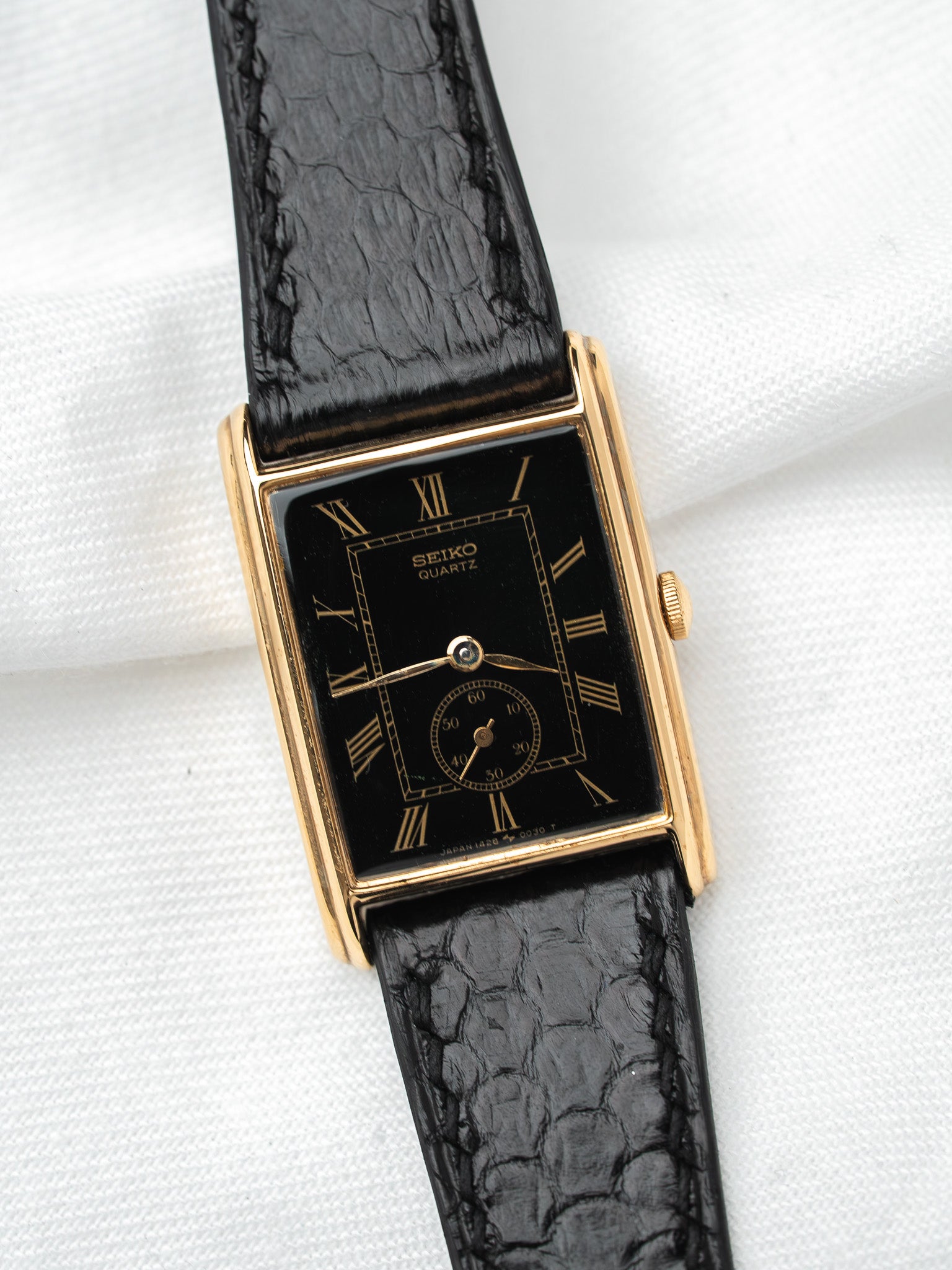 Montre Seiko 1428-5020 Plaqué Or — Mini Tank Cadran Noir Déco (1981)