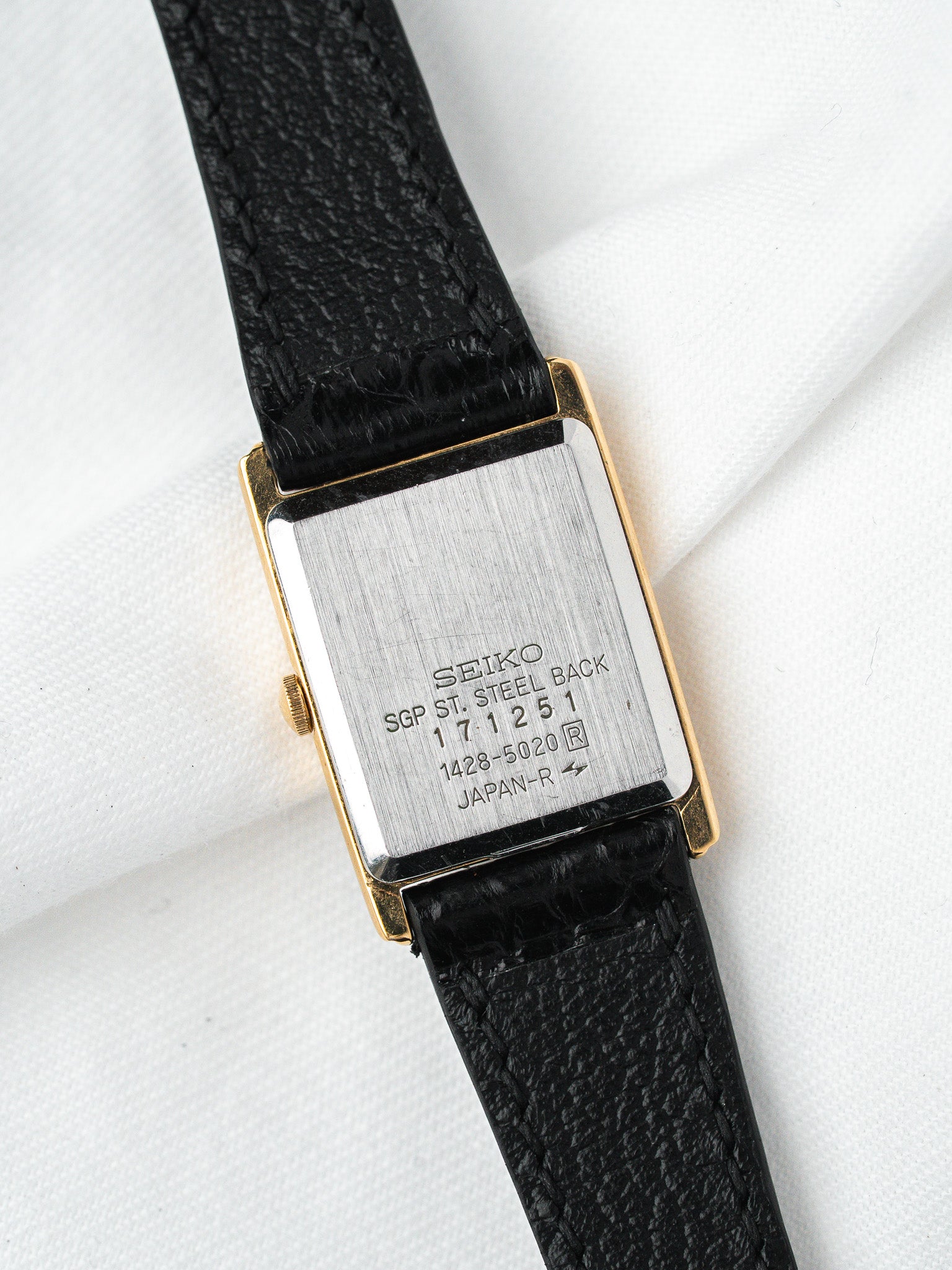 Montre Seiko 1428-5020 Plaqué Or — Mini Tank Cadran Noir Déco (1981)