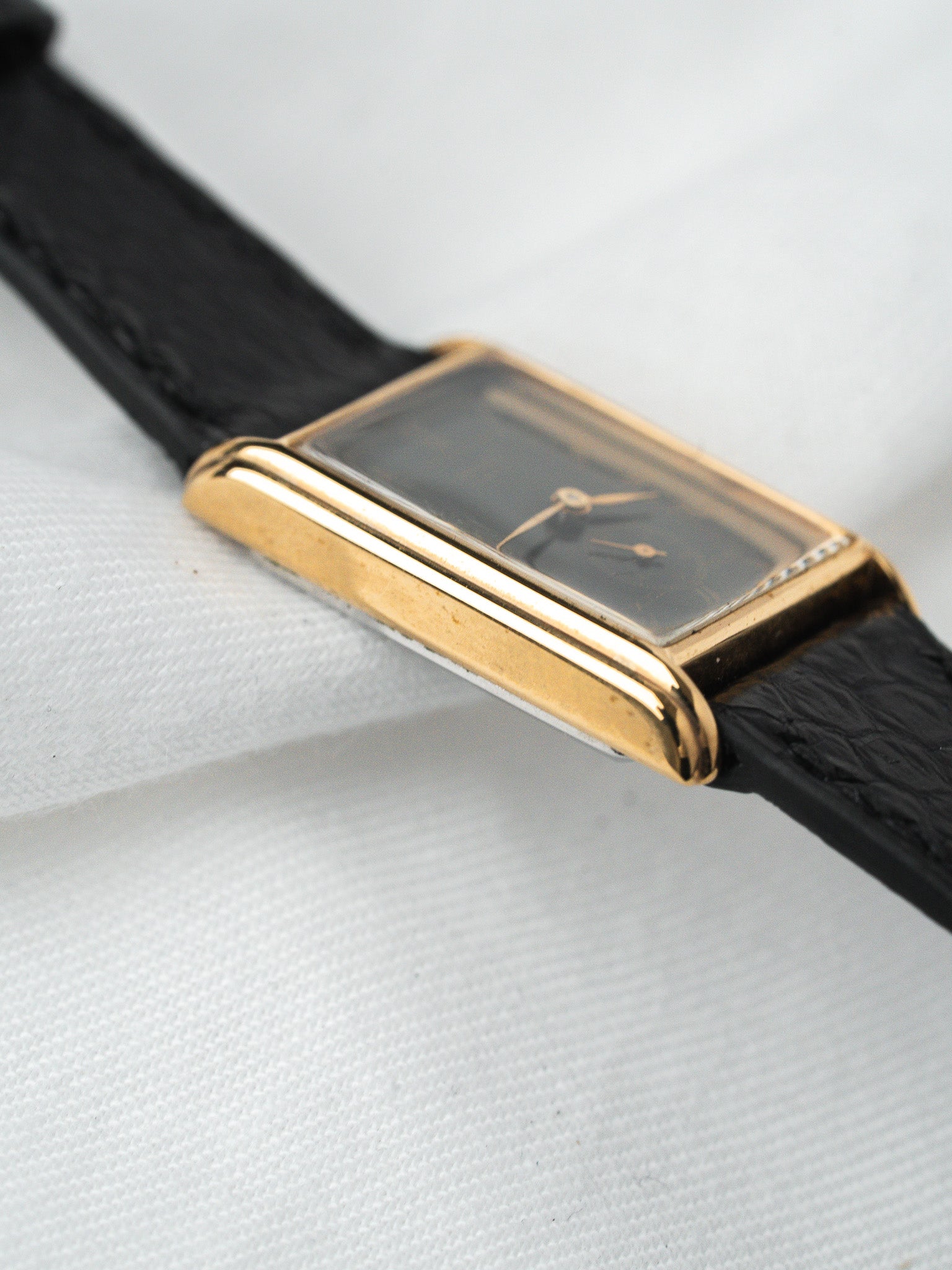 Montre Seiko 1428-5020 Plaqué Or — Mini Tank Cadran Noir Déco (1981)