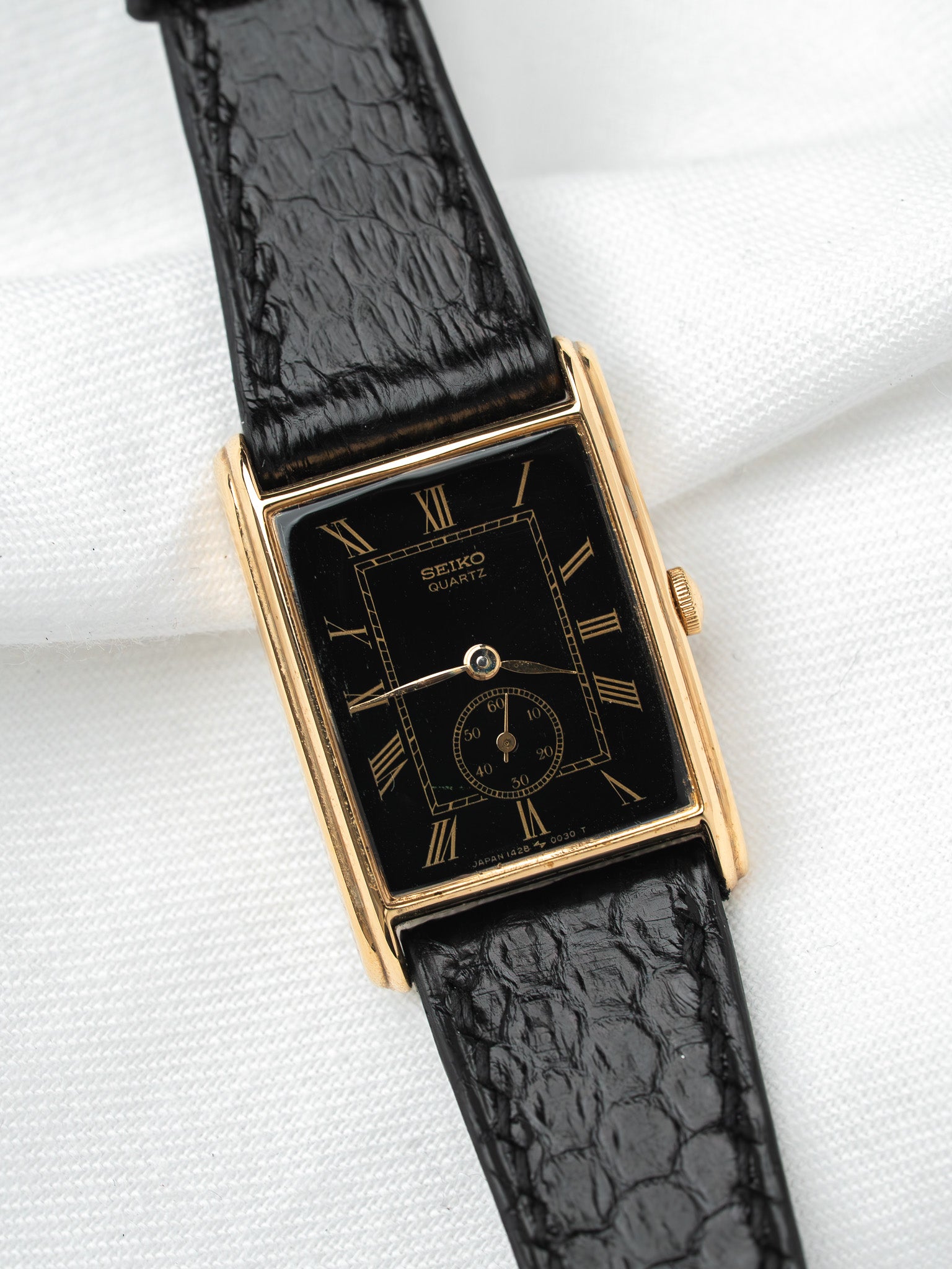 Montre Seiko 1428-5020 Plaqué Or — Mini Tank Cadran Noir Déco (1981)