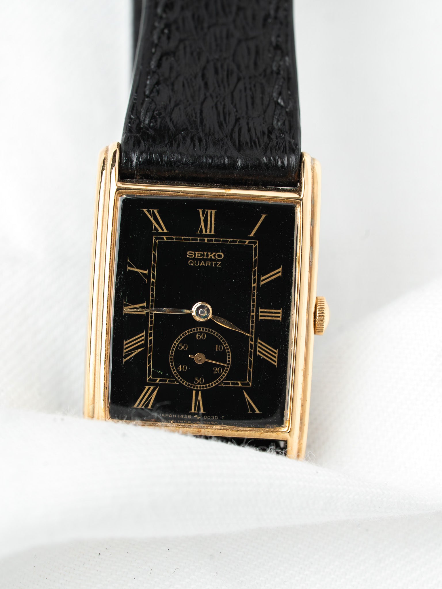Montre Seiko 1428-5020 Plaqué Or — Mini Tank Cadran Noir Déco (1981)