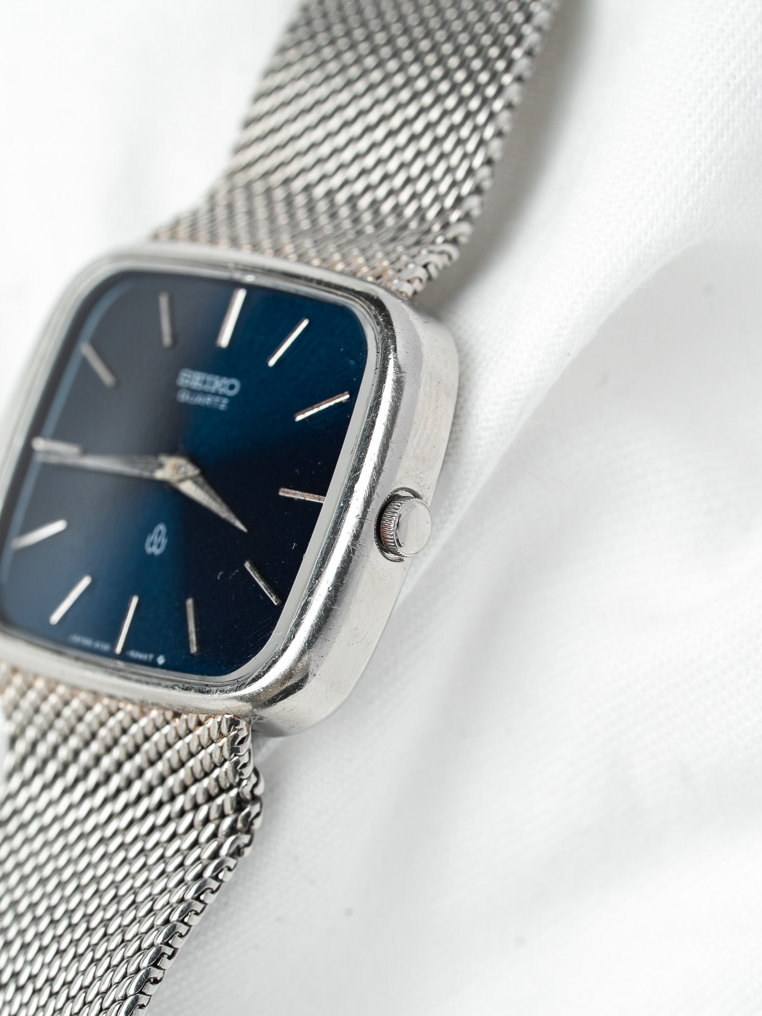 Seiko Quartz vintage watch with blue dial and mesh bracelet