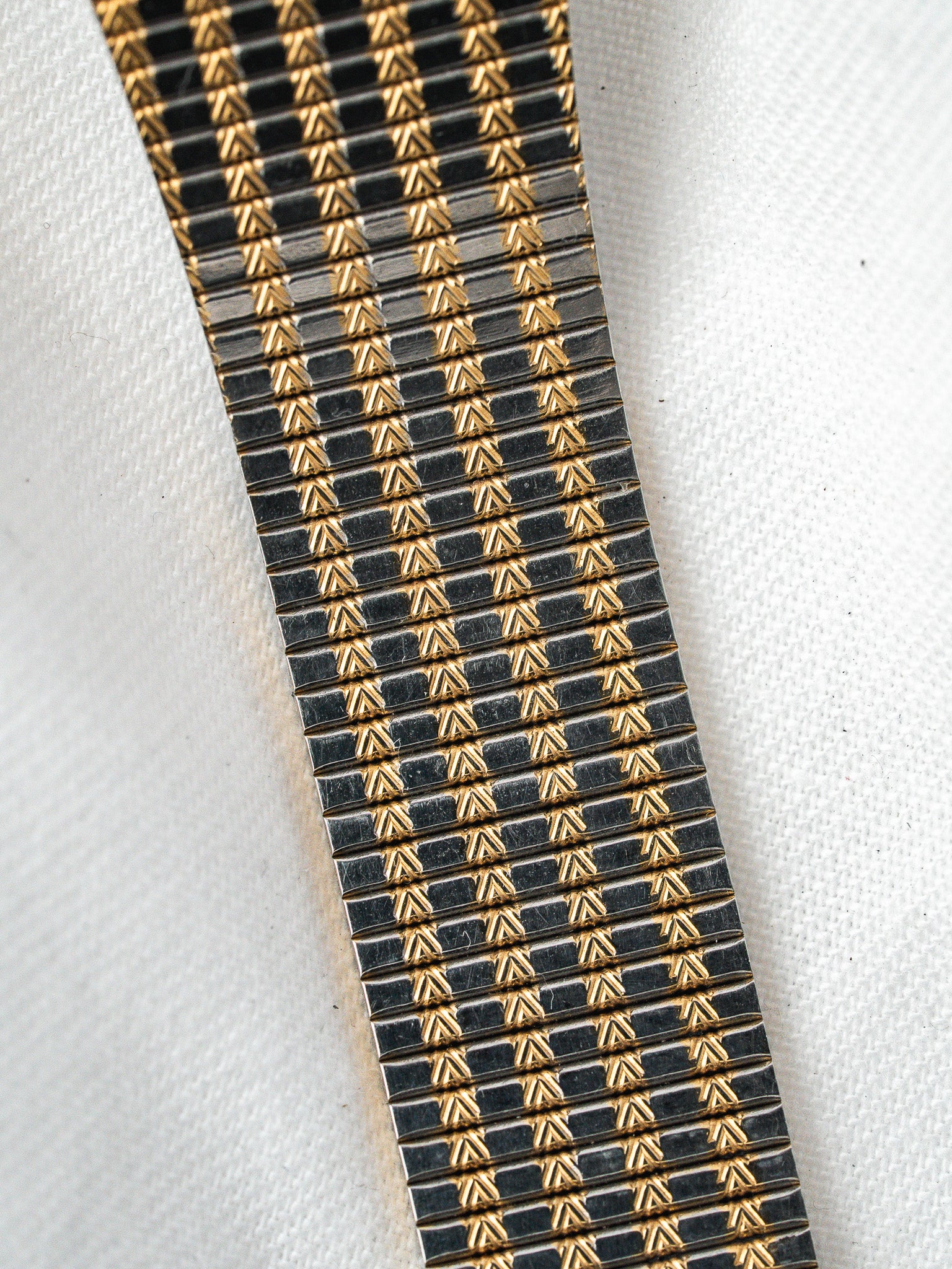 Montre Elgin Hexagonale Bicolore — Cadran Noir Pailleté (1981)