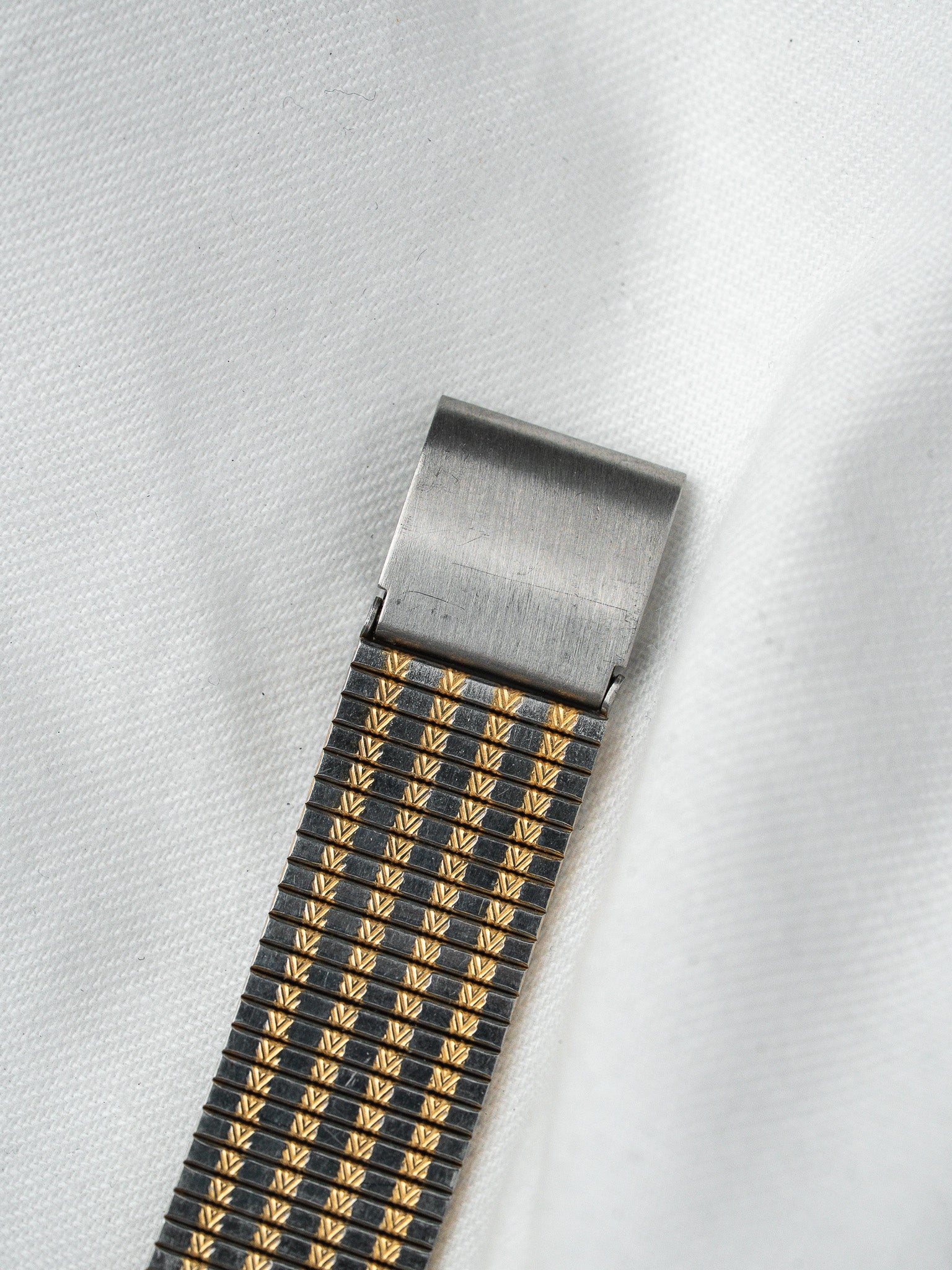 Montre Elgin Hexagonale Bicolore — Cadran Noir Pailleté (1981)