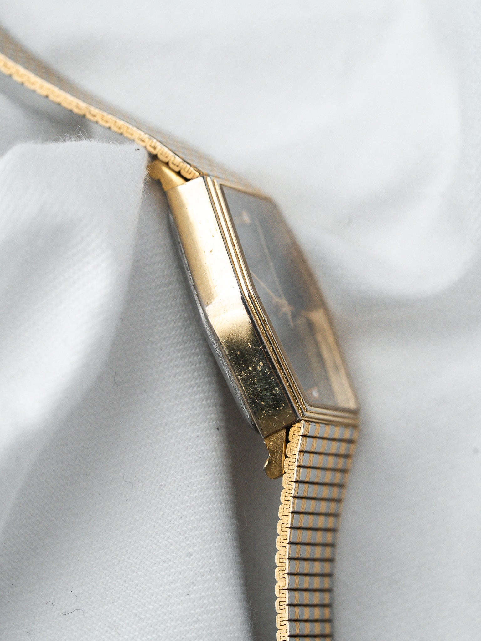 Montre Elgin Hexagonale Bicolore — Cadran Noir Pailleté (1981)