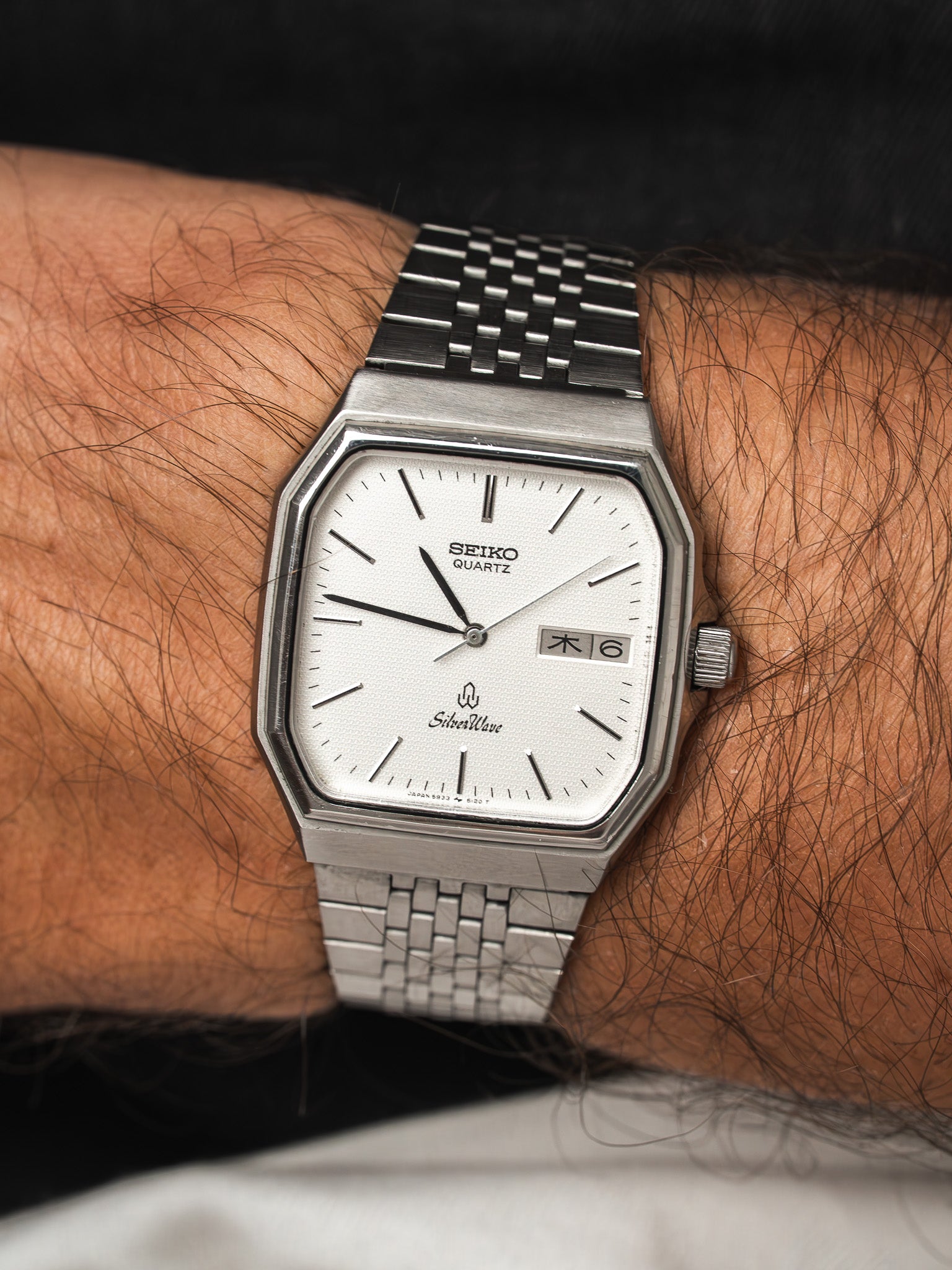 Seiko SilverWave vintage quartz watch with white dial and steel bracelet worn on wrist