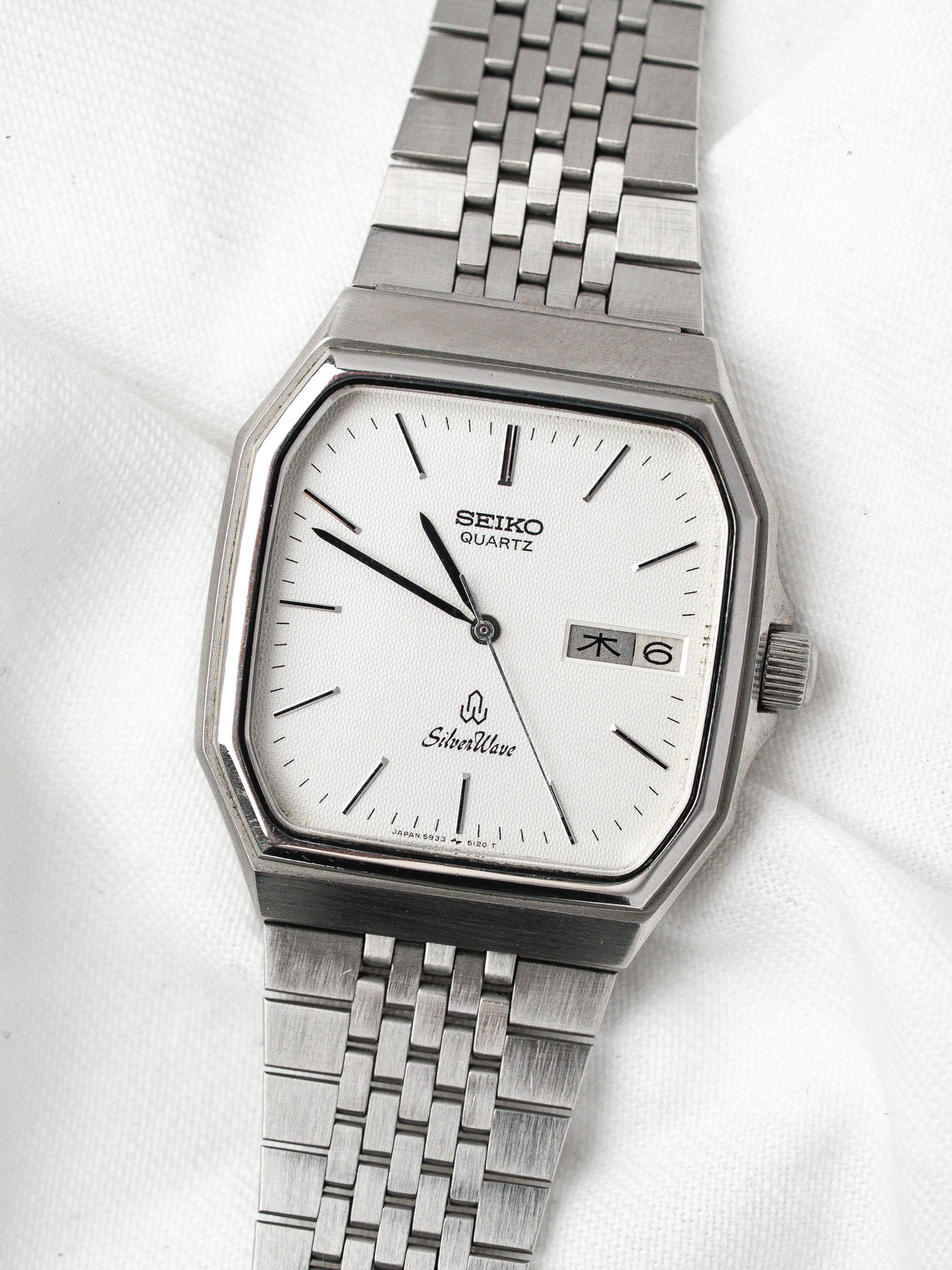 Seiko SilverWave vintage quartz watch with white dial and steel bracelet