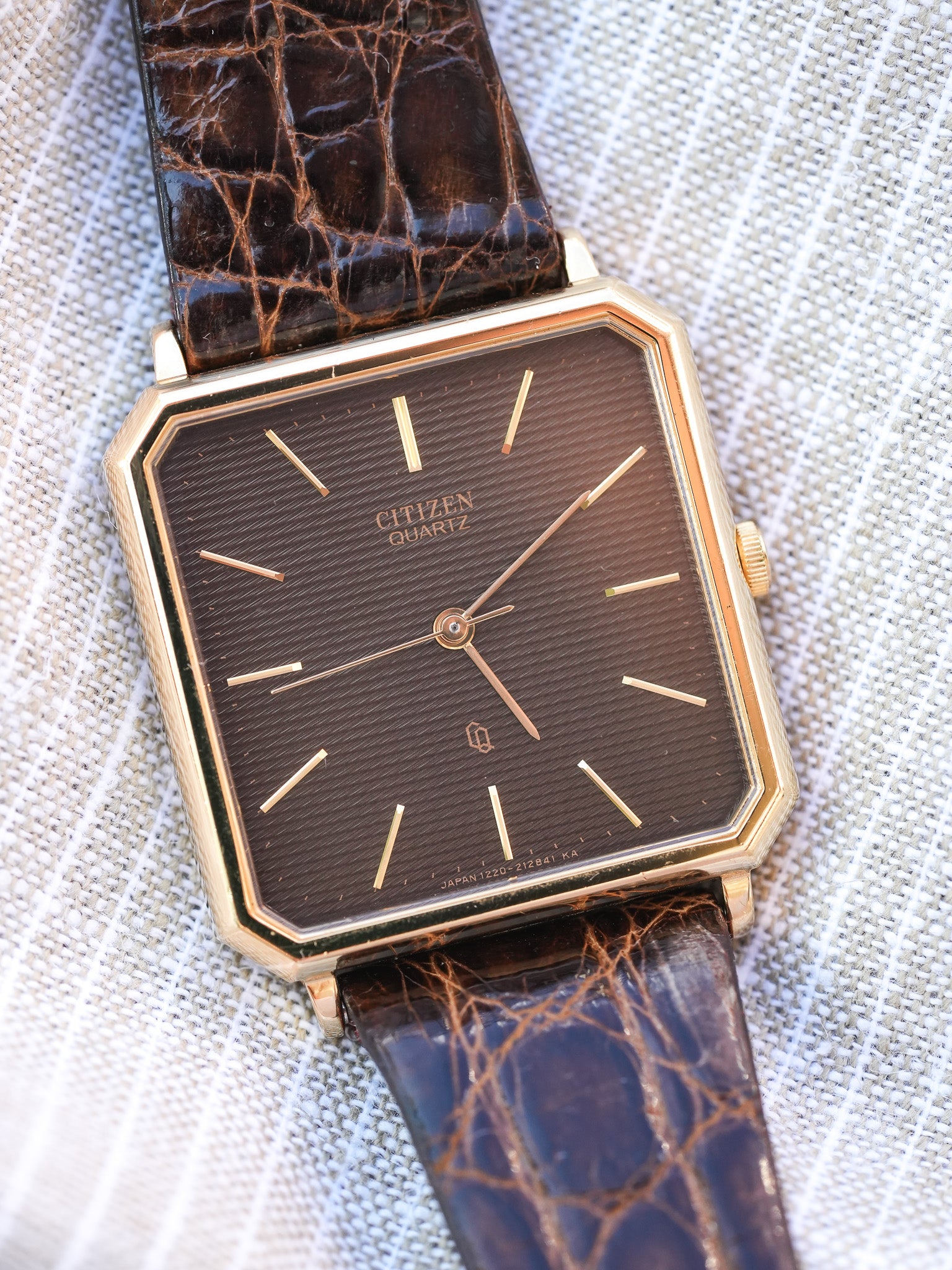 Citizen - Carré Chocolat Tapisserie Or - NOS - 1980s