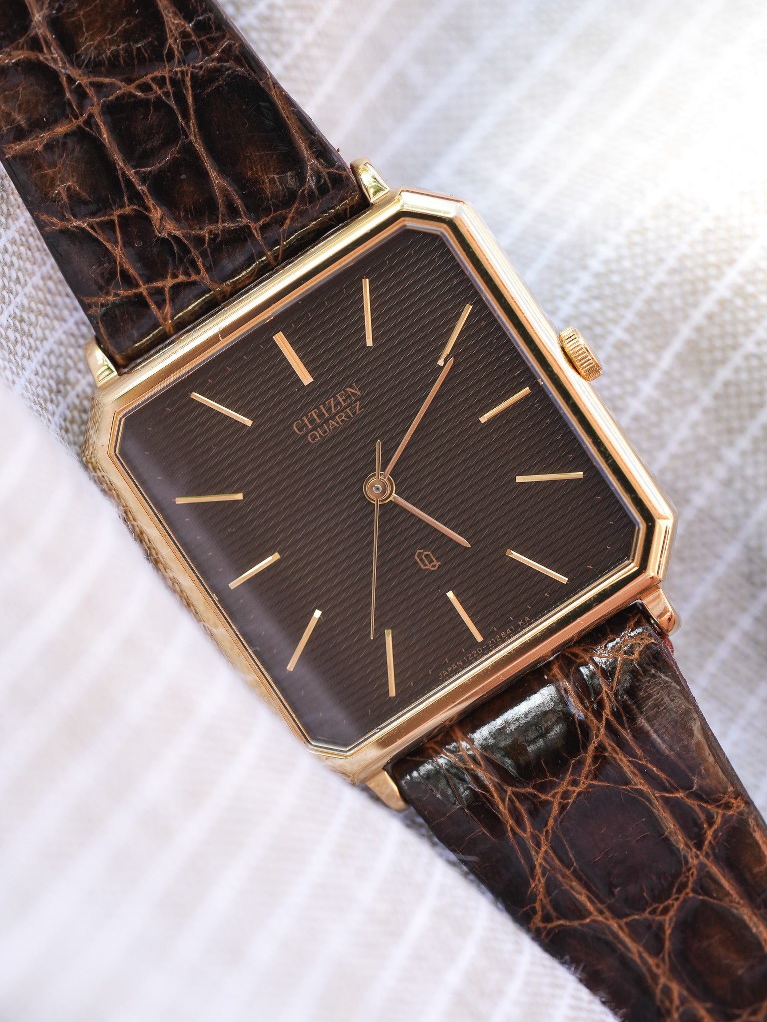 Citizen - Carré Chocolat Tapisserie Or - NOS - 1980s