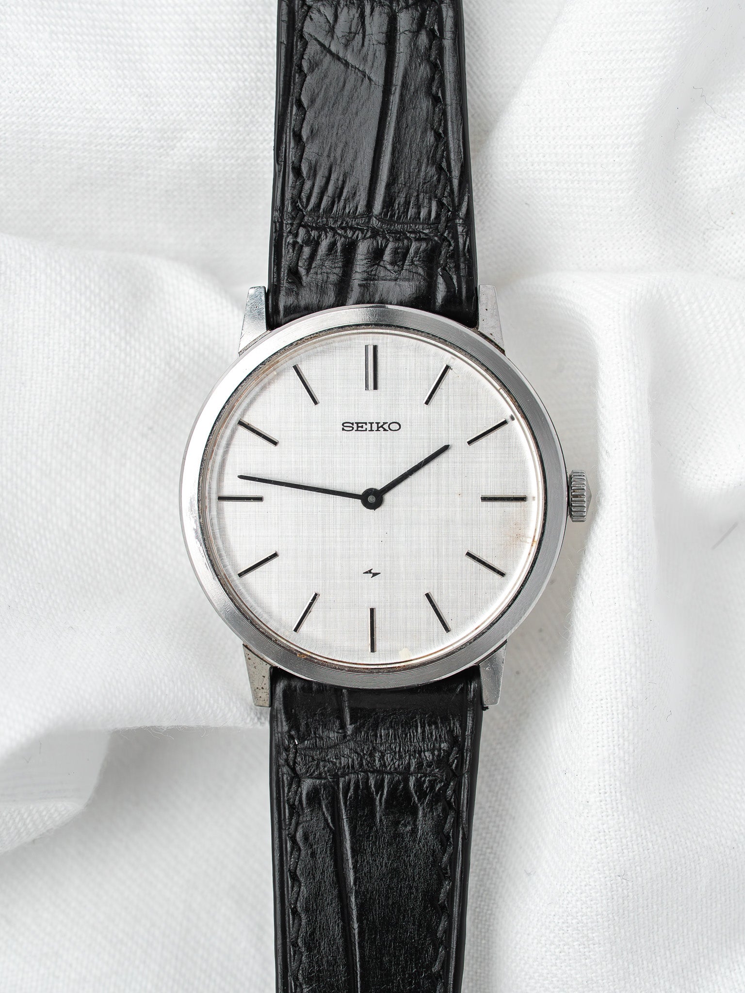 Seiko 2220-0180 Ronde Acier — Cadran Lin Argenté Manuel (1977)