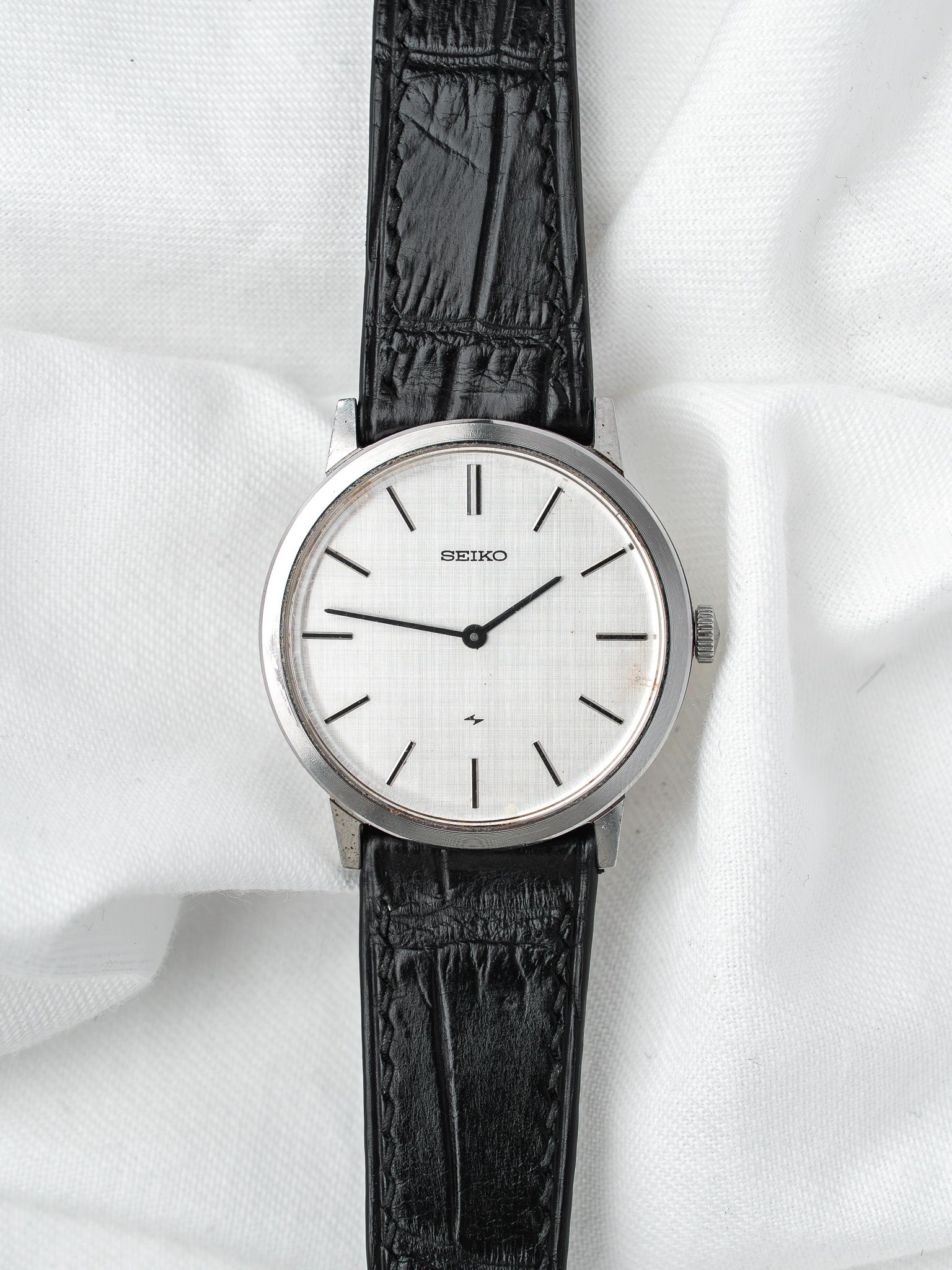 Seiko 2220-0180 Ronde Acier — Cadran Lin Argenté Manuel (1977)