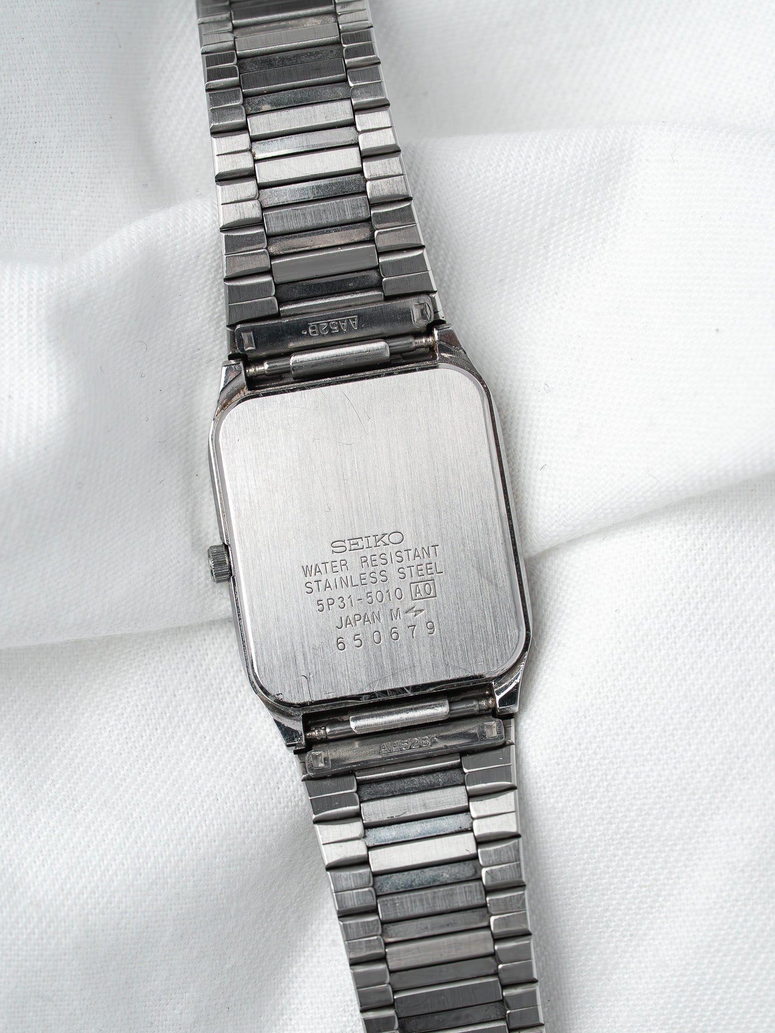 Seiko 5P31-5010 Rectangulaire Acier — Cadran Argenté Deux Tons (1980s)