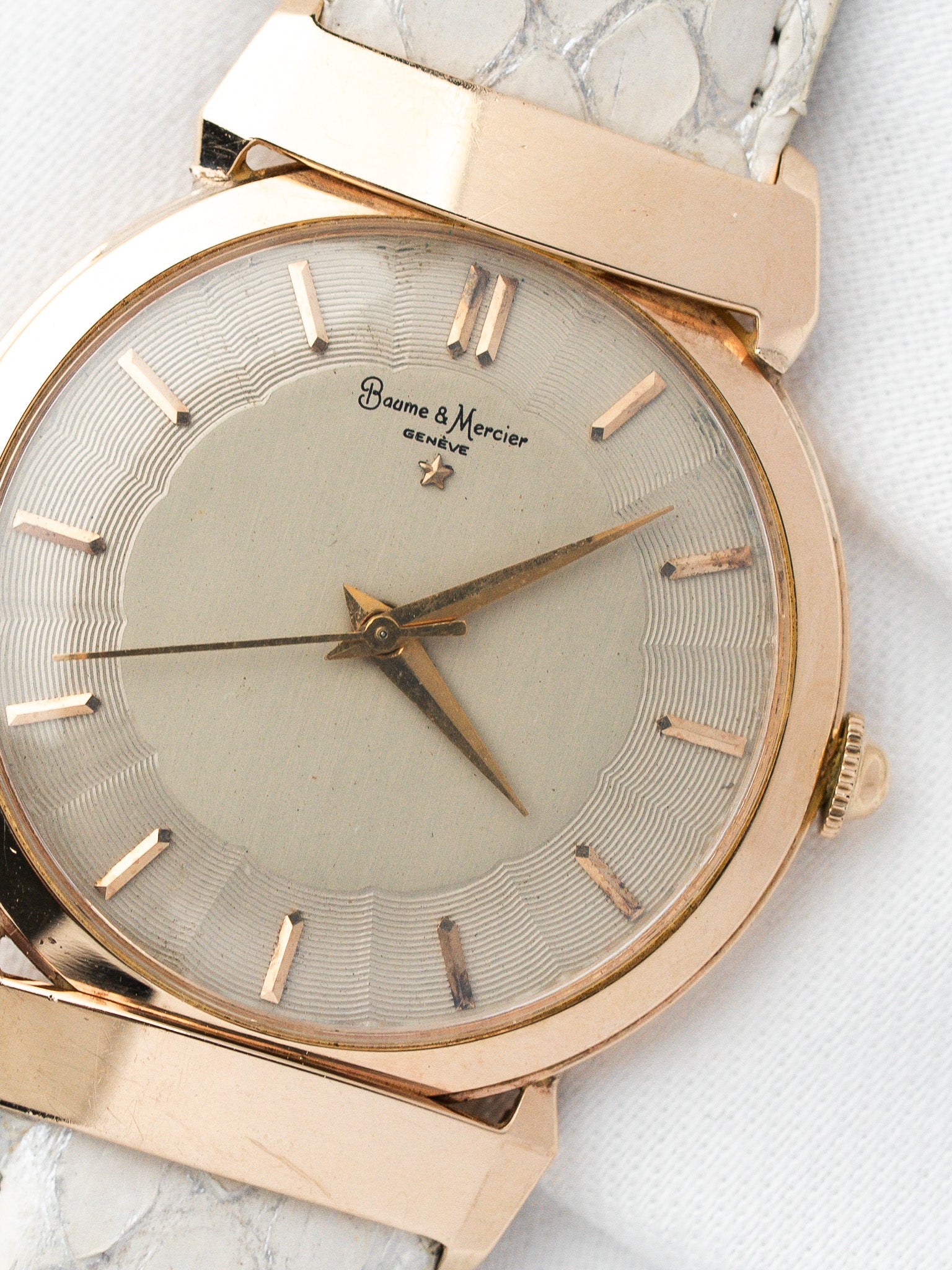 Montre Baume & Mercier Vintage Or 14k — Cornes en Pont (1950s)