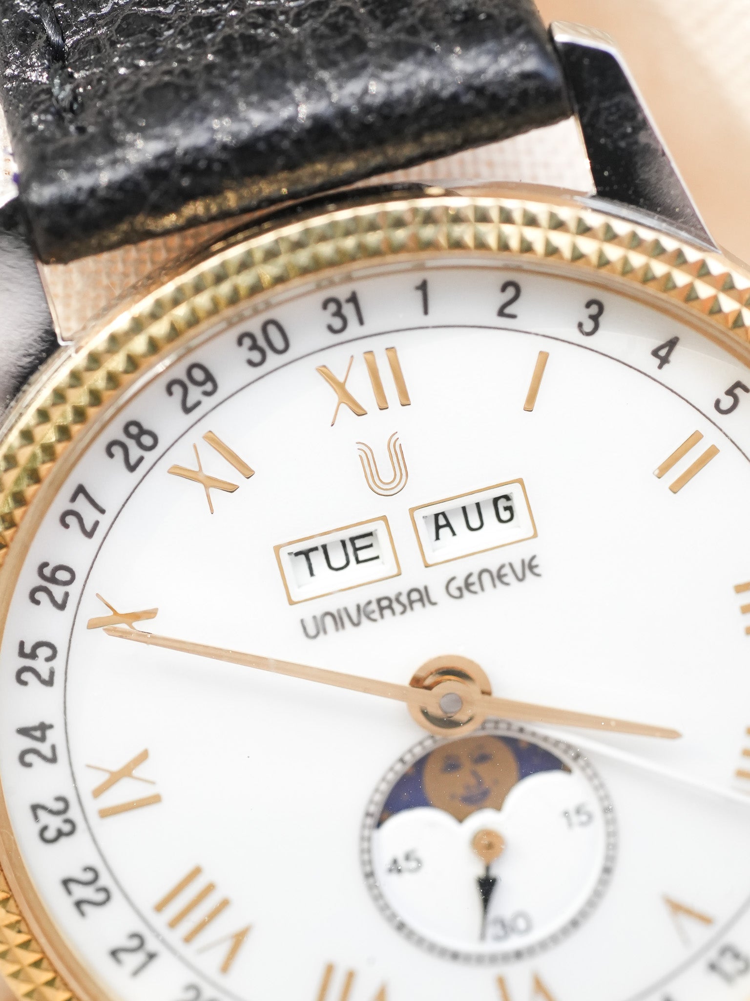 Universal Genève - Triplo Calendario Fase lunare acciaio lunetta guilloché oro 18k - 1990s 